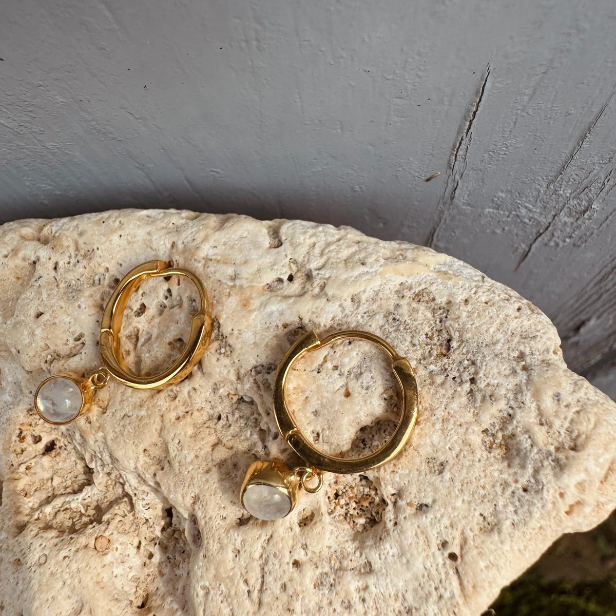 Wunderschöne Creole mit Mondstein ✨ vergoldet - Tropical Tribe