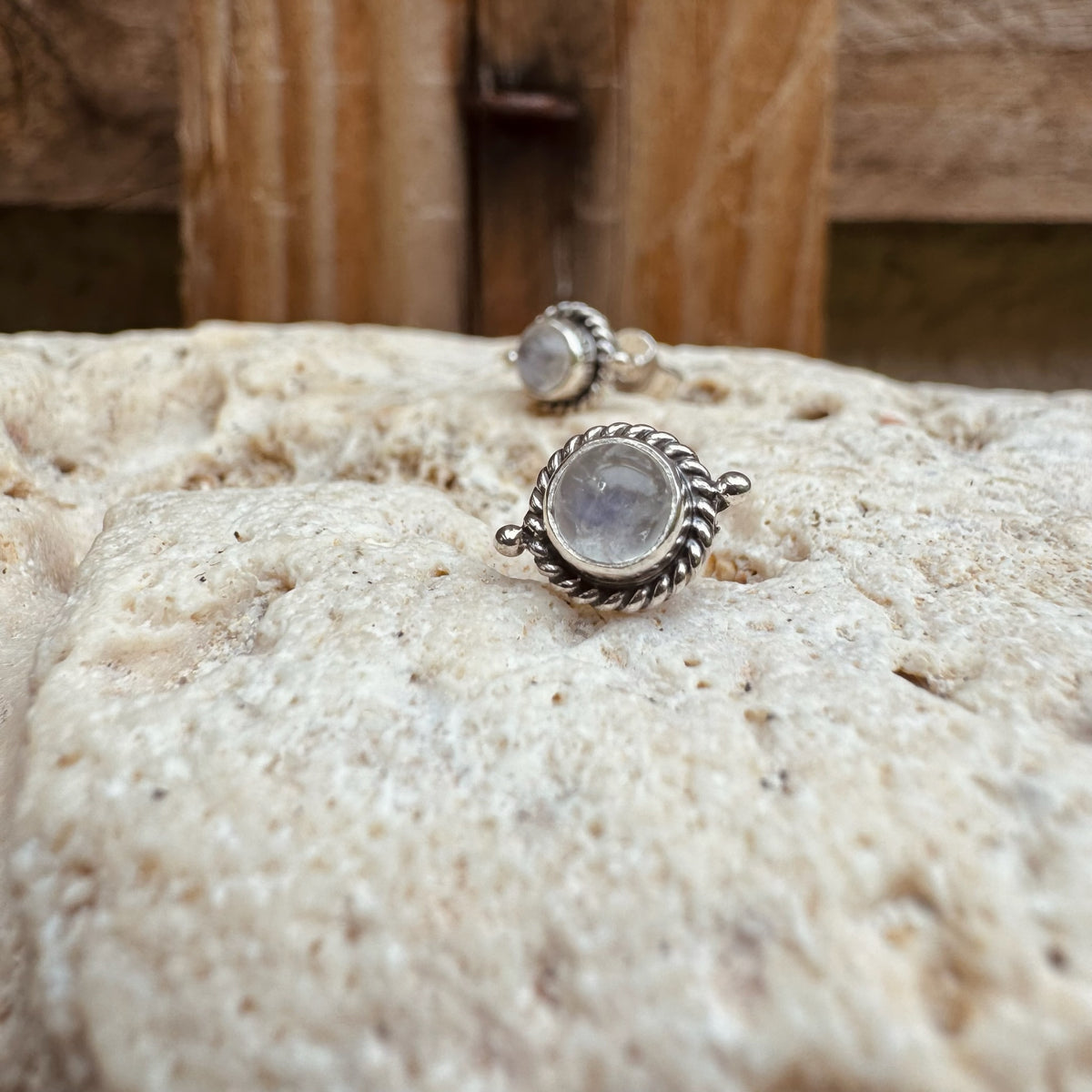 Mondstein Ohrstecker mit Twist &amp; Silberperlen - Tropical Tribe