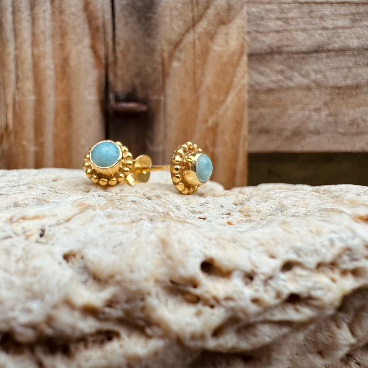 Runder Larimar Ohrstecker mit Perlen ✨ vergoldet - Tropical Tribe