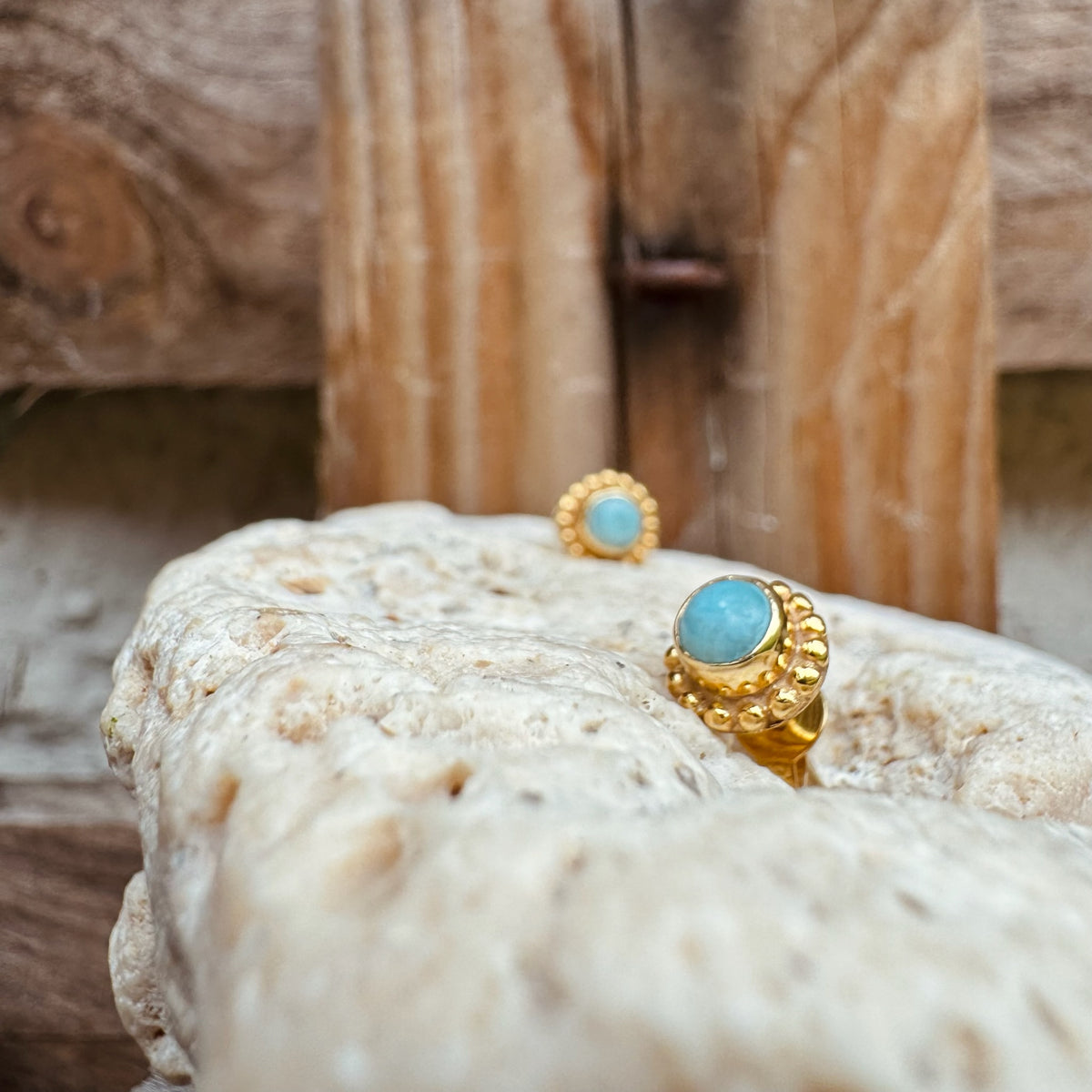 Runder Larimar Ohrstecker mit Perlen ✨ vergoldet - Tropical Tribe