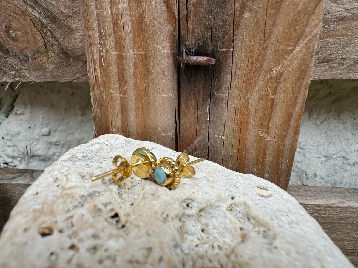 Runder Larimar Ohrstecker mit Perlen ✨ vergoldet - Tropical Tribe