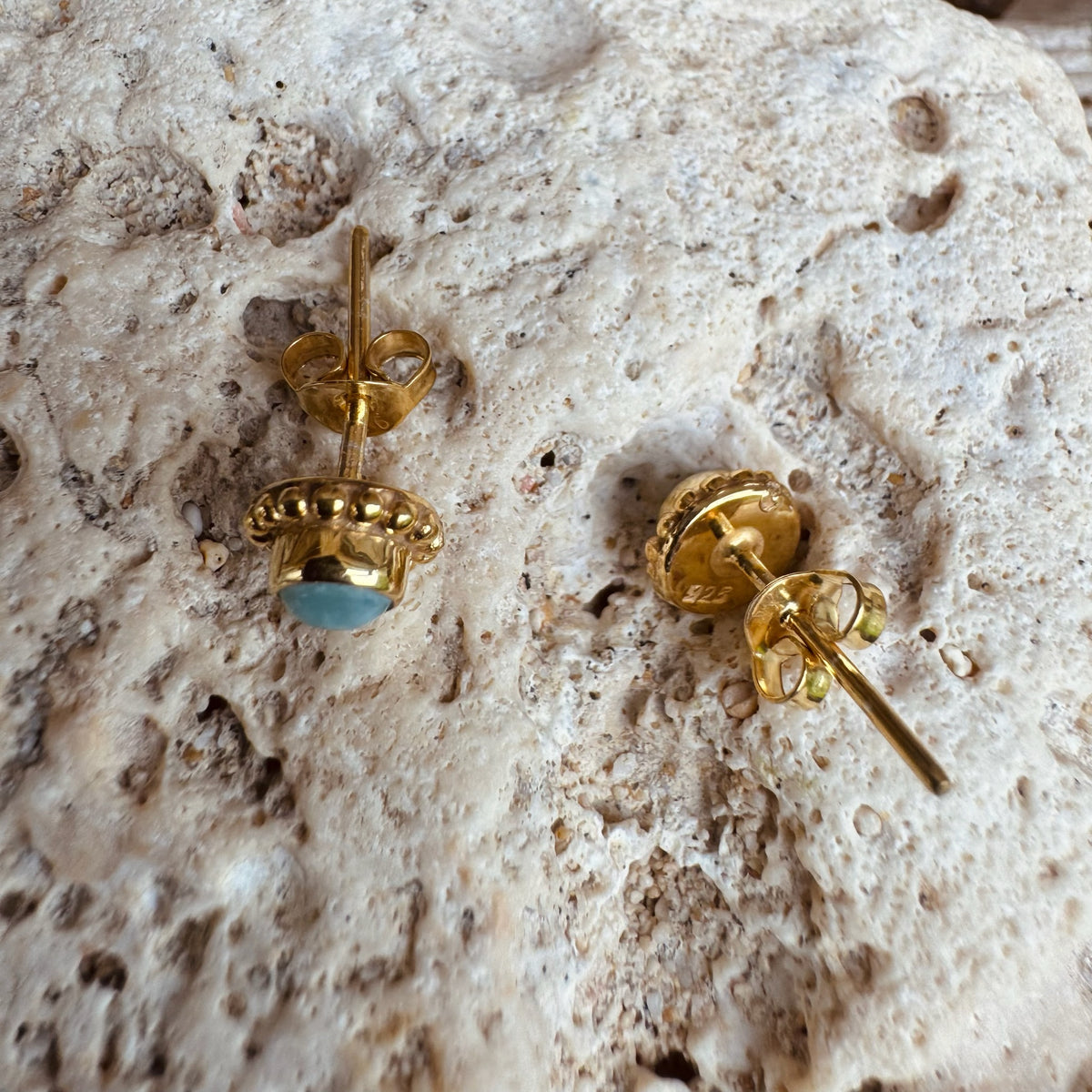 Runder Larimar Ohrstecker mit Perlen ✨ vergoldet - Tropical Tribe