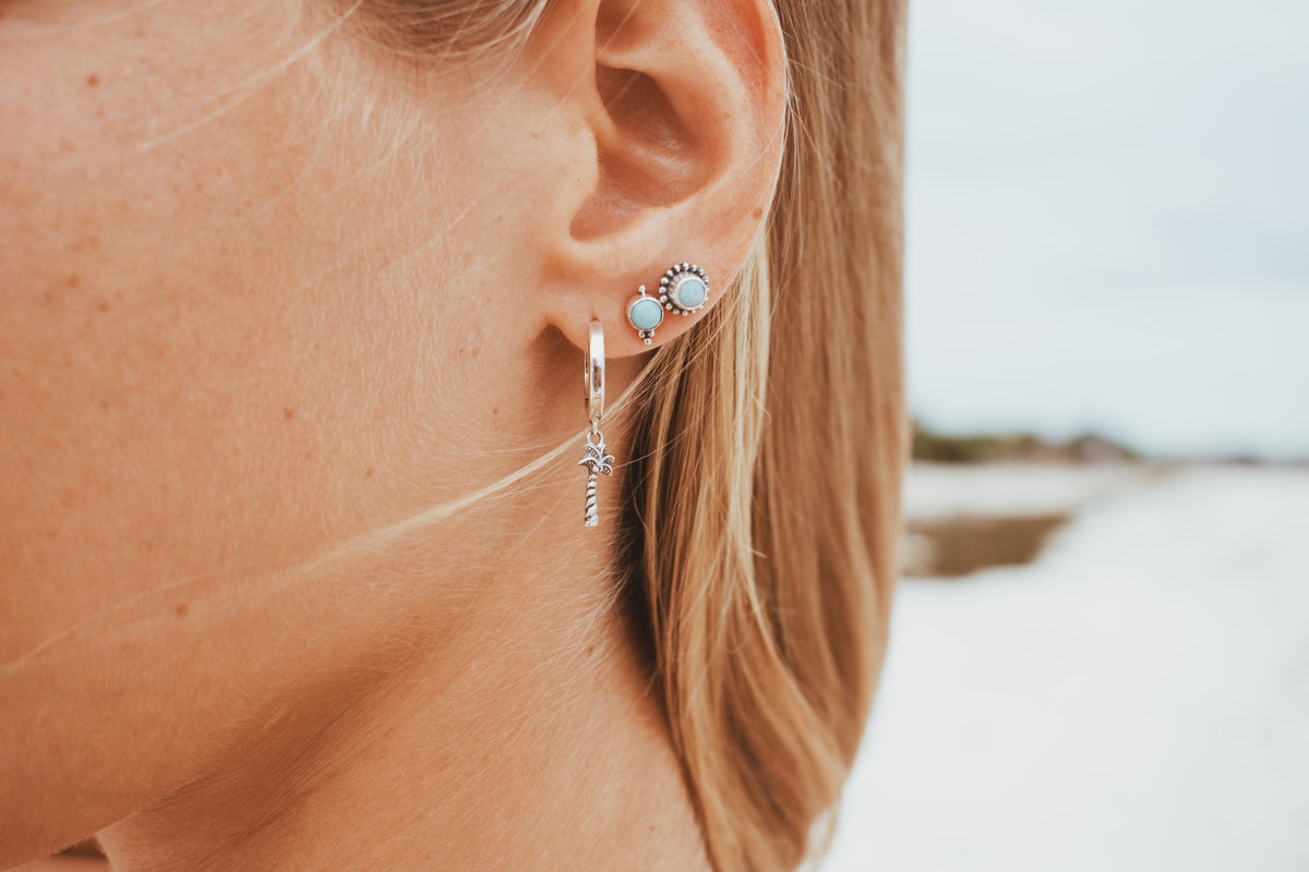 Runder Larimar Ohrstecker mit Silberperlen - Tropical Tribe