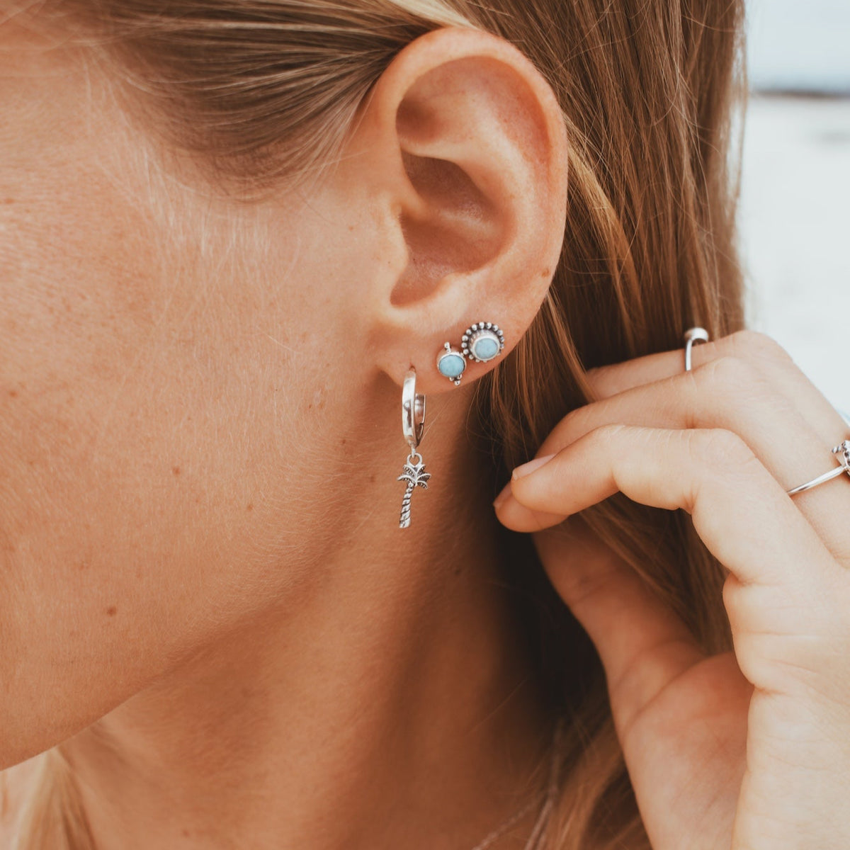 Runder Larimar Ohrstecker mit Silberperlen - Tropical Tribe