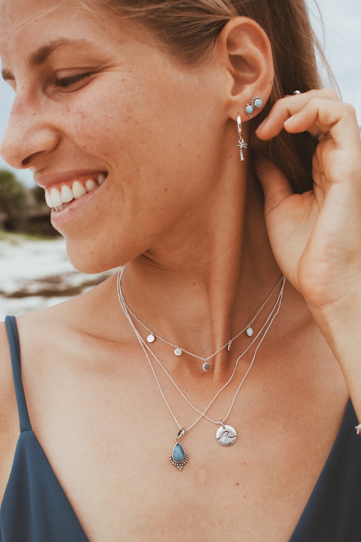 Runder Larimar Ohrstecker mit Silberperlen - Tropical Tribe