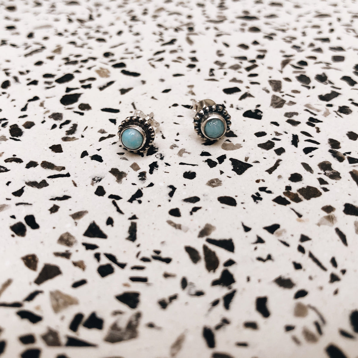 Runder Larimar Ohrstecker mit Silberperlen - Tropical Tribe