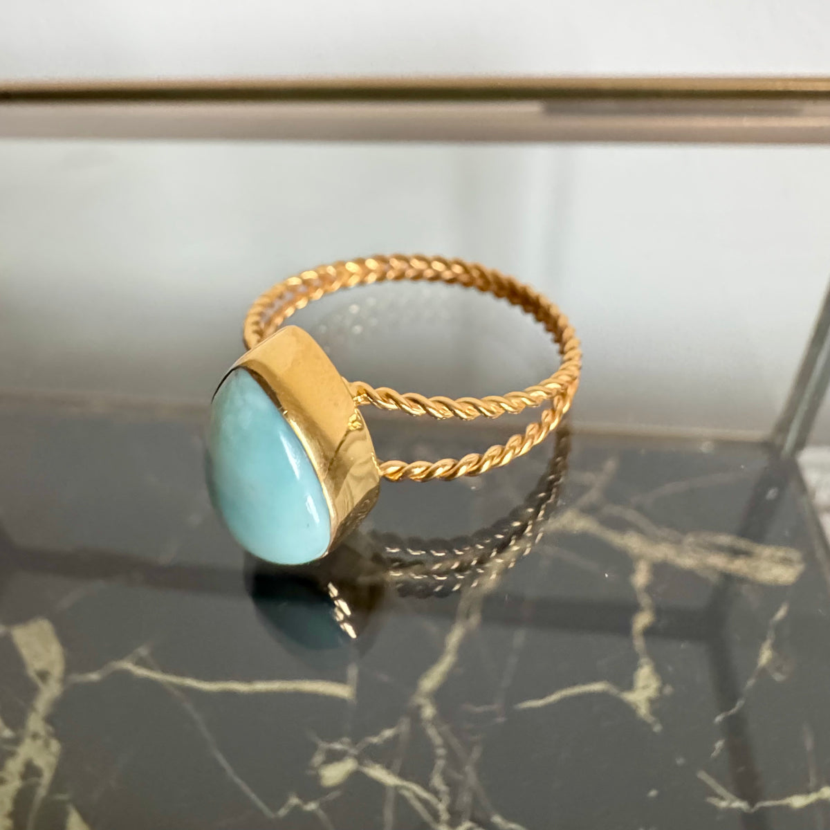 Ring mit tropfenförmigem Larimar mit 2 fachem Twist ✨ vergoldet - Tropical Tribe