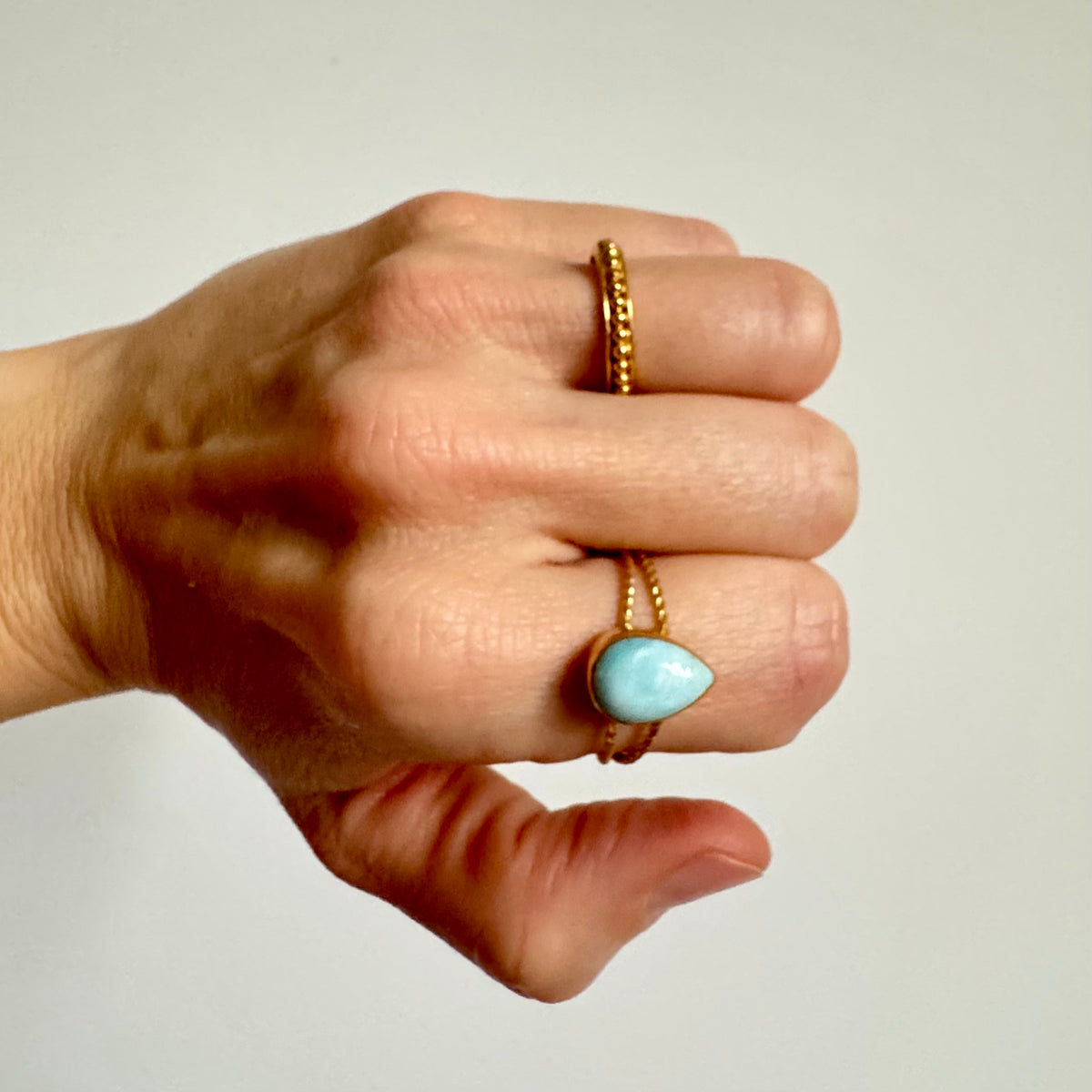 Ring mit tropfenförmigem Larimar mit 2 fachem Twist ✨ vergoldet - Tropical Tribe