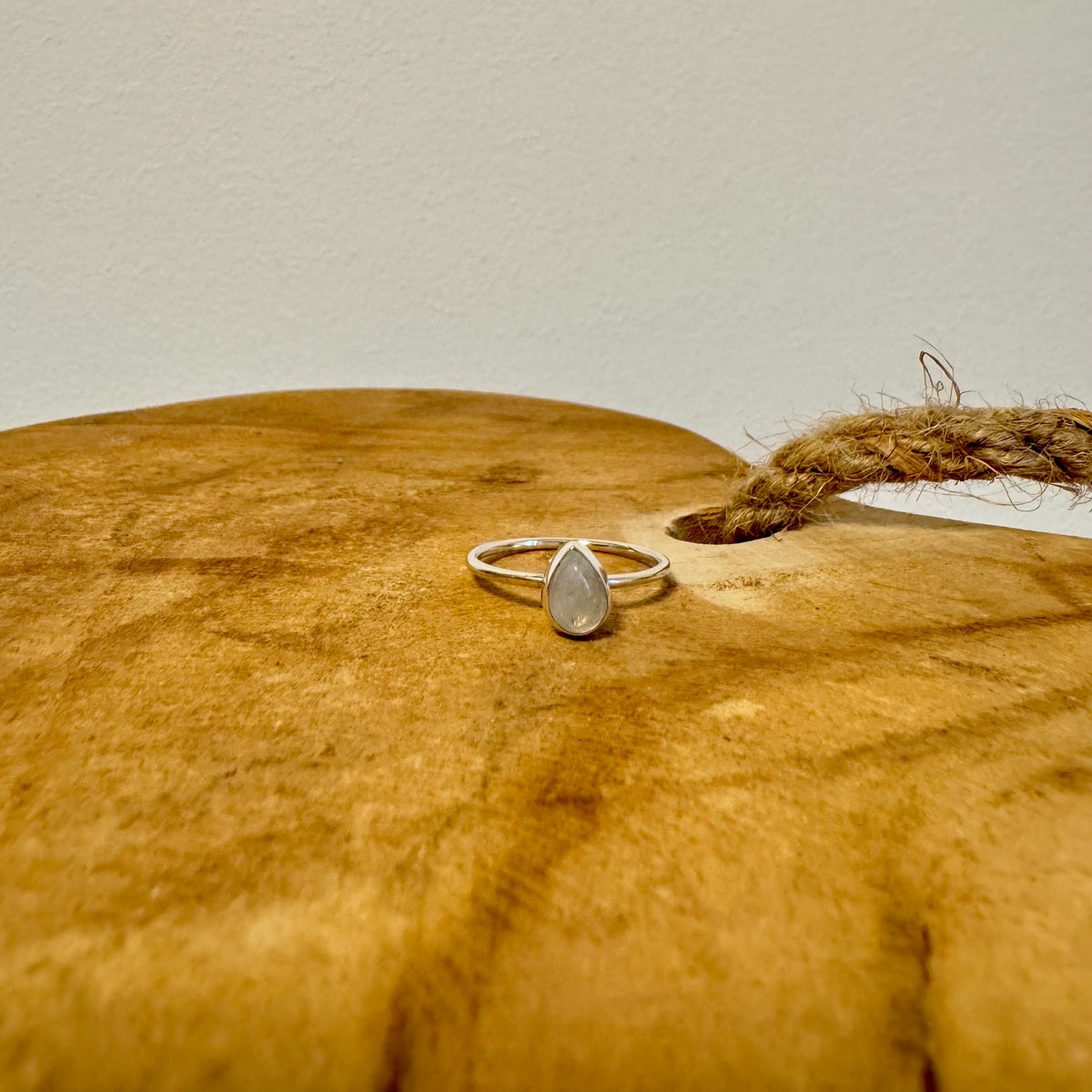 Ring mit tropfenförmigem Mondstein - Tropical Tribe