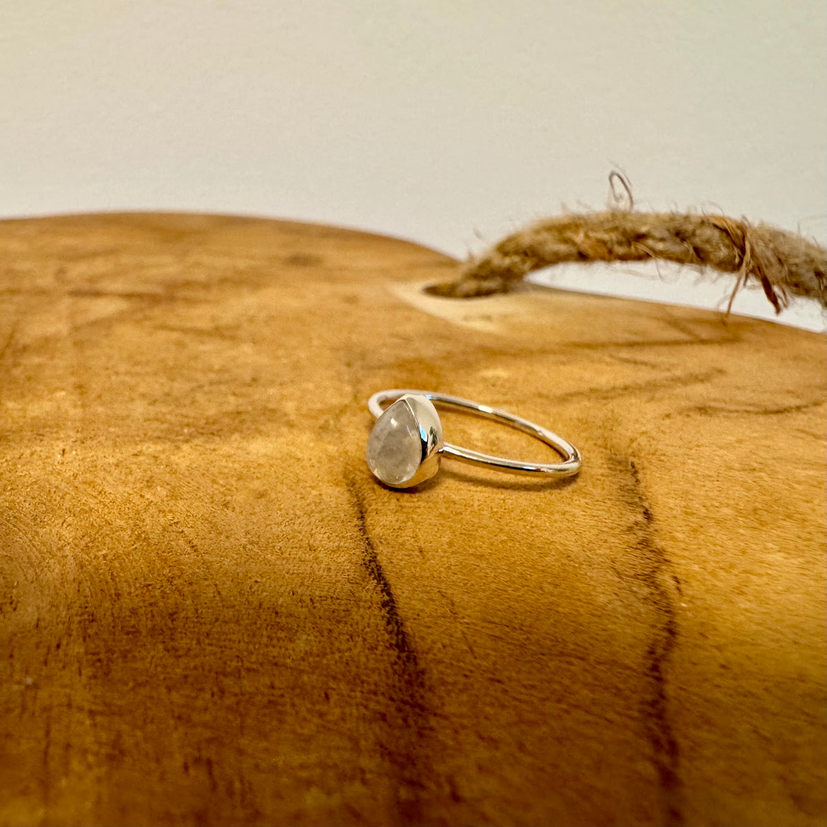 Ring mit tropfenförmigem Mondstein - Tropical Tribe