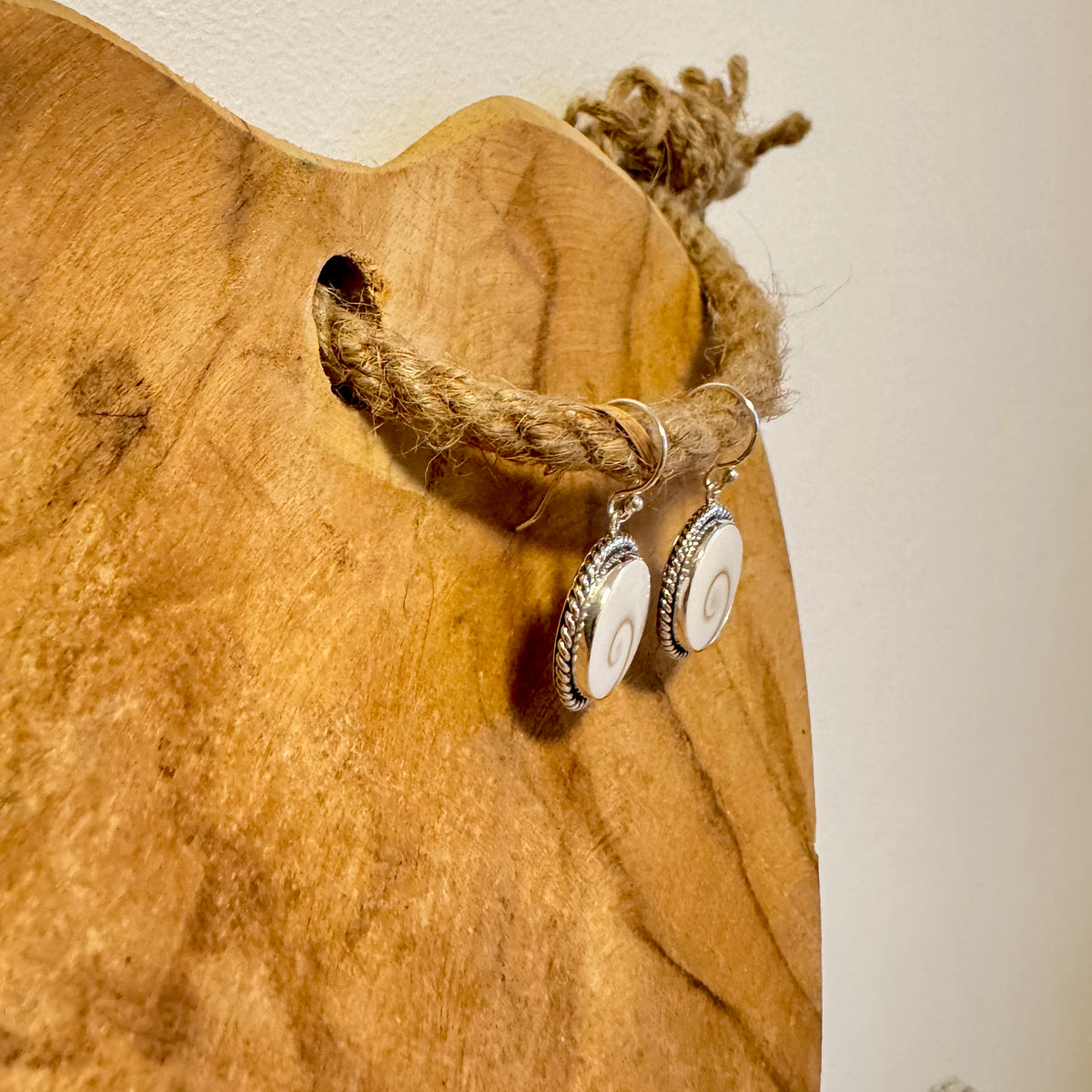 Runder Ohrhänger mit Shiva Muschel und Silber Swirl - Tropical Tribe