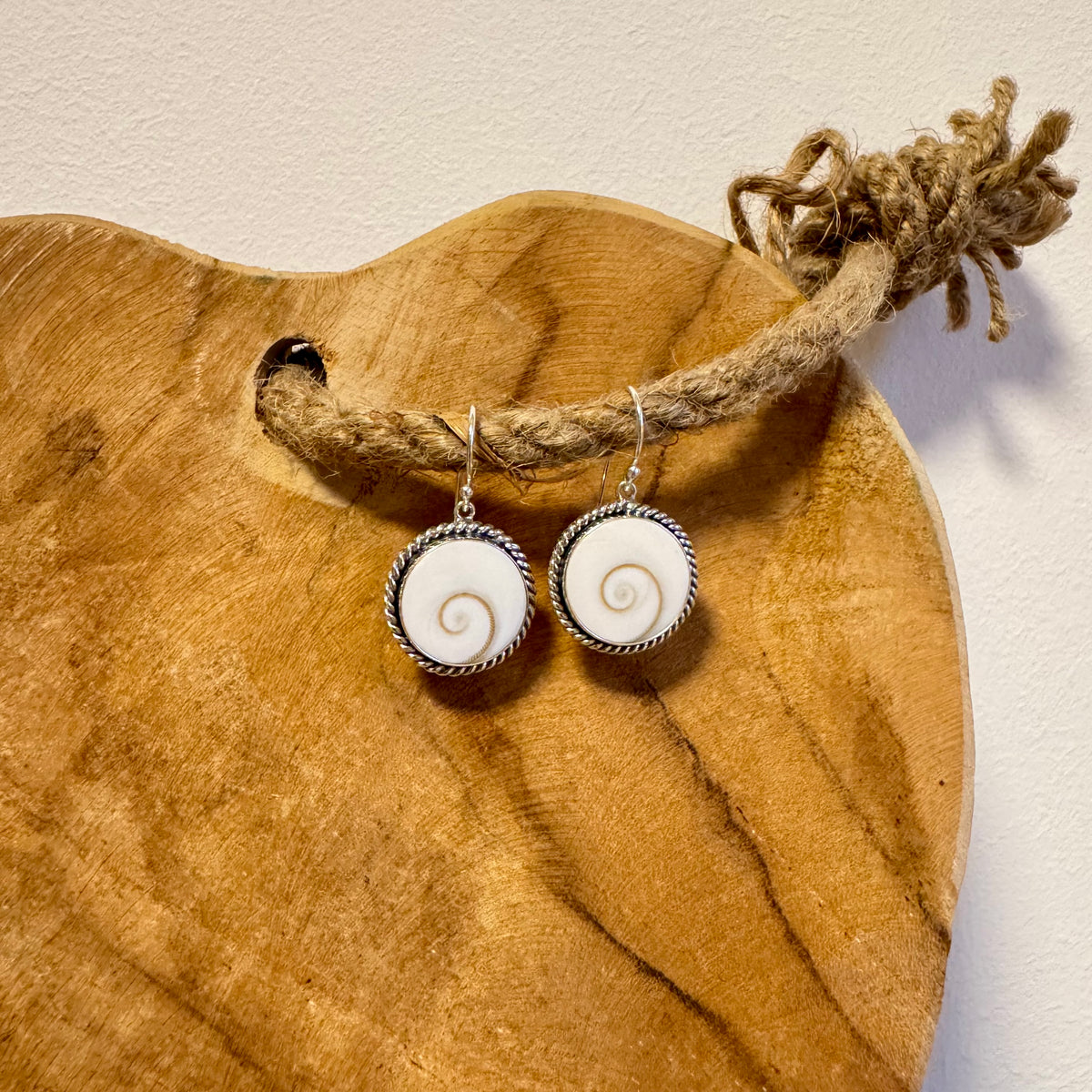 Runder Ohrhänger mit Shiva Muschel und Silber Swirl - Tropical Tribe