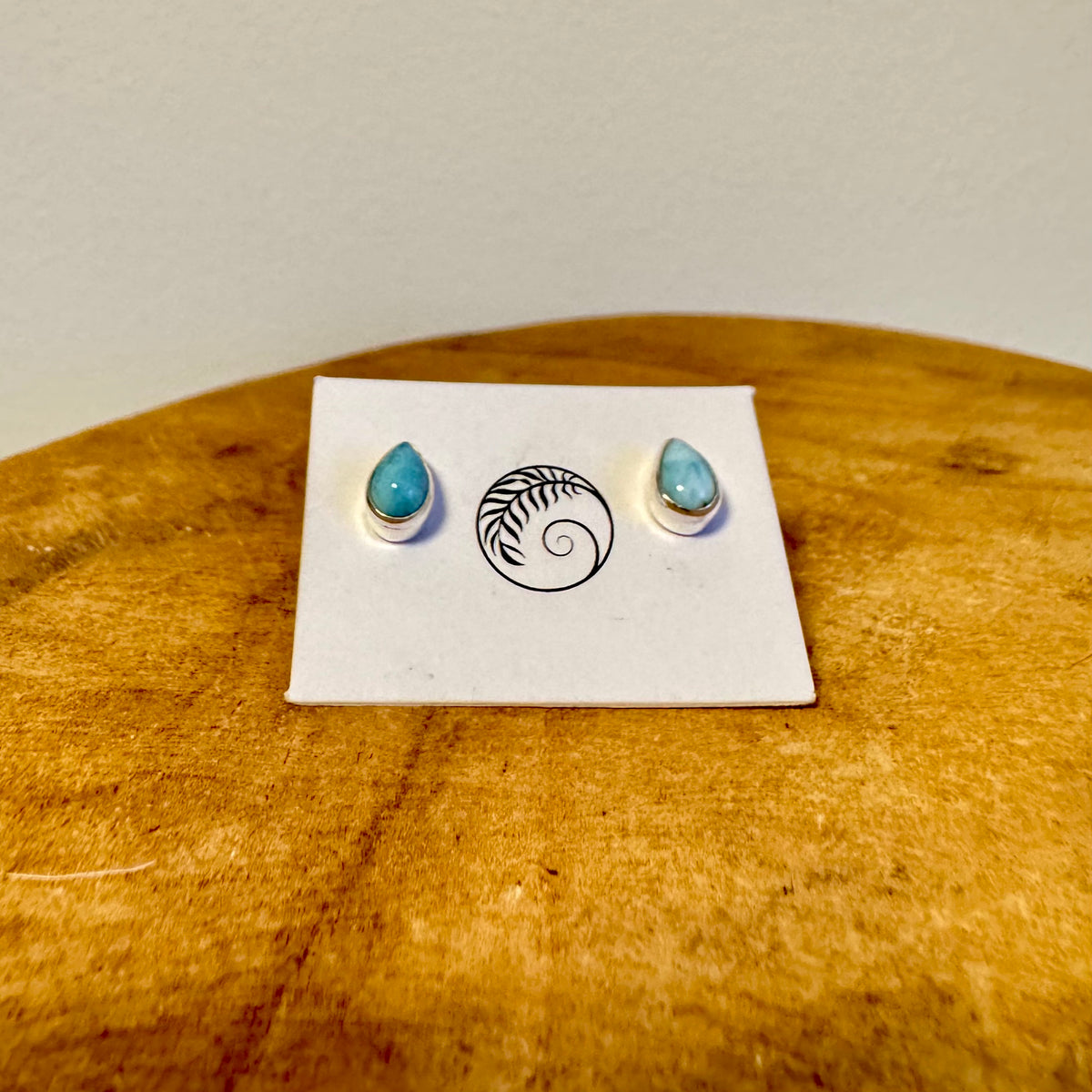 Tropfenförmiger Larimar Ohrstecker - Tropical Tribe