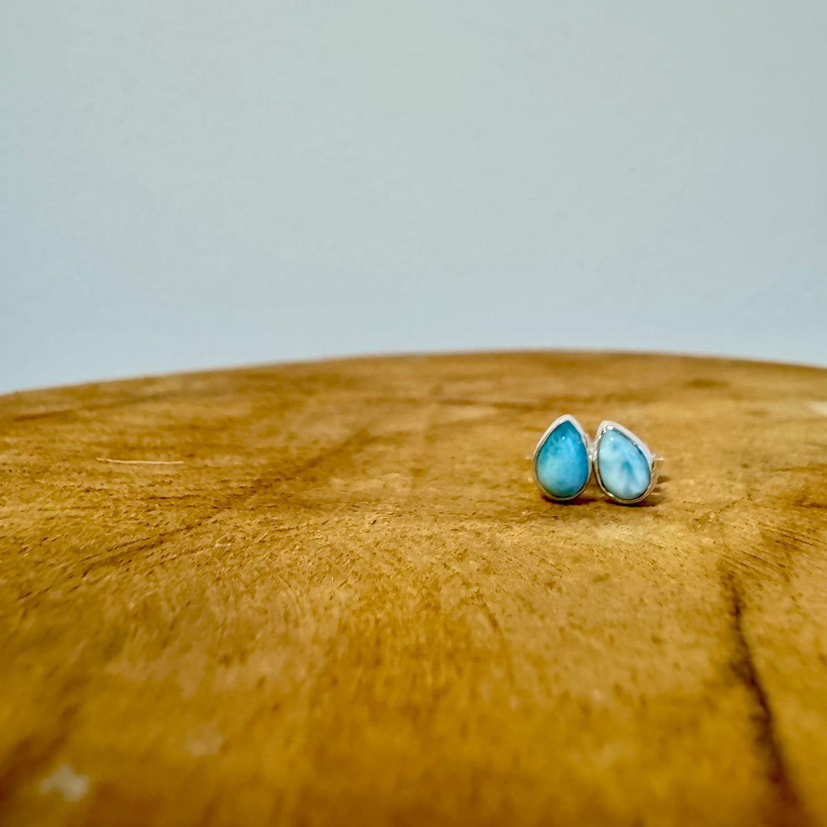 Tropfenförmiger Larimar Ohrstecker - Tropical Tribe