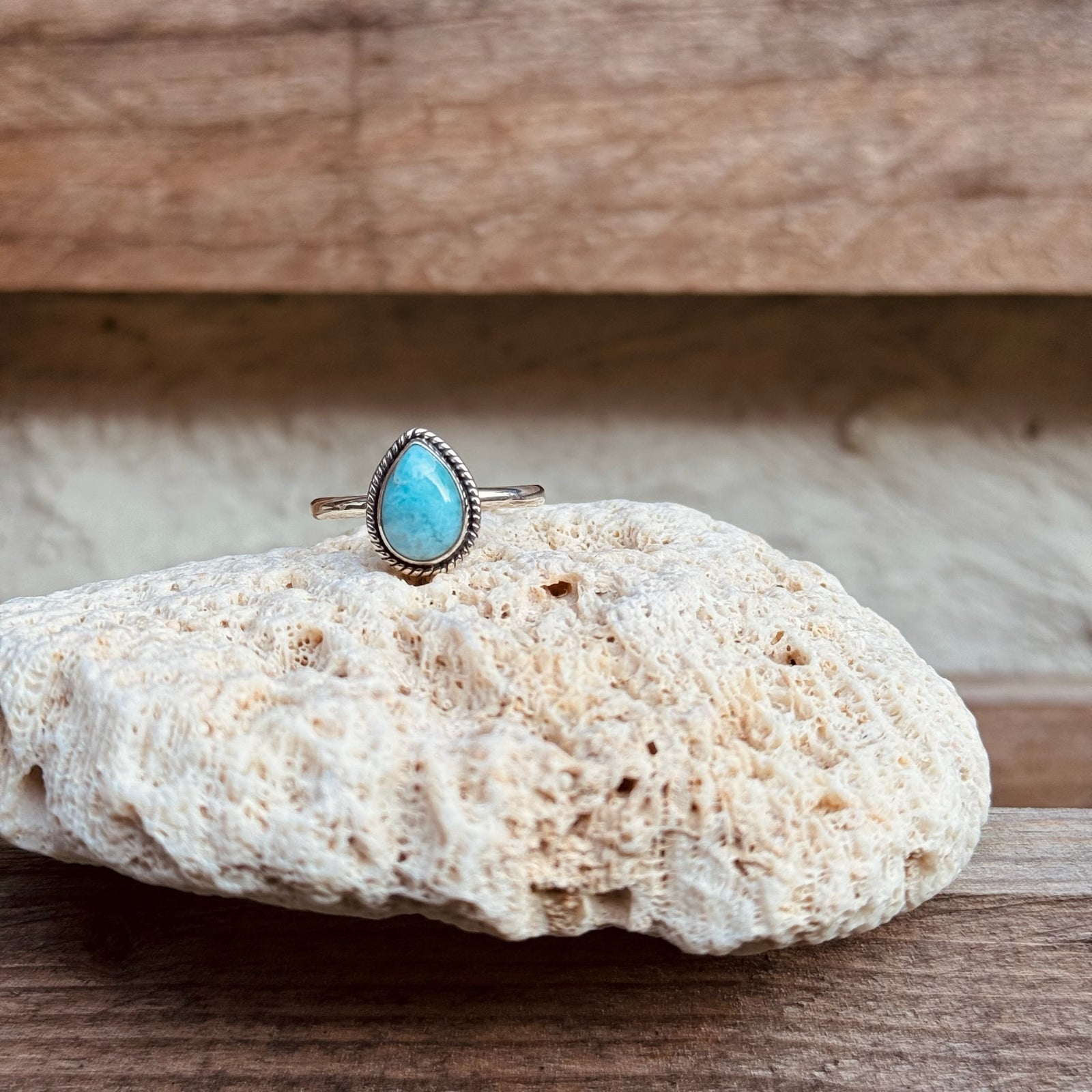 Tropfenförmiger Larimar Ring mit Twist Verzierung - Tropical Tribe