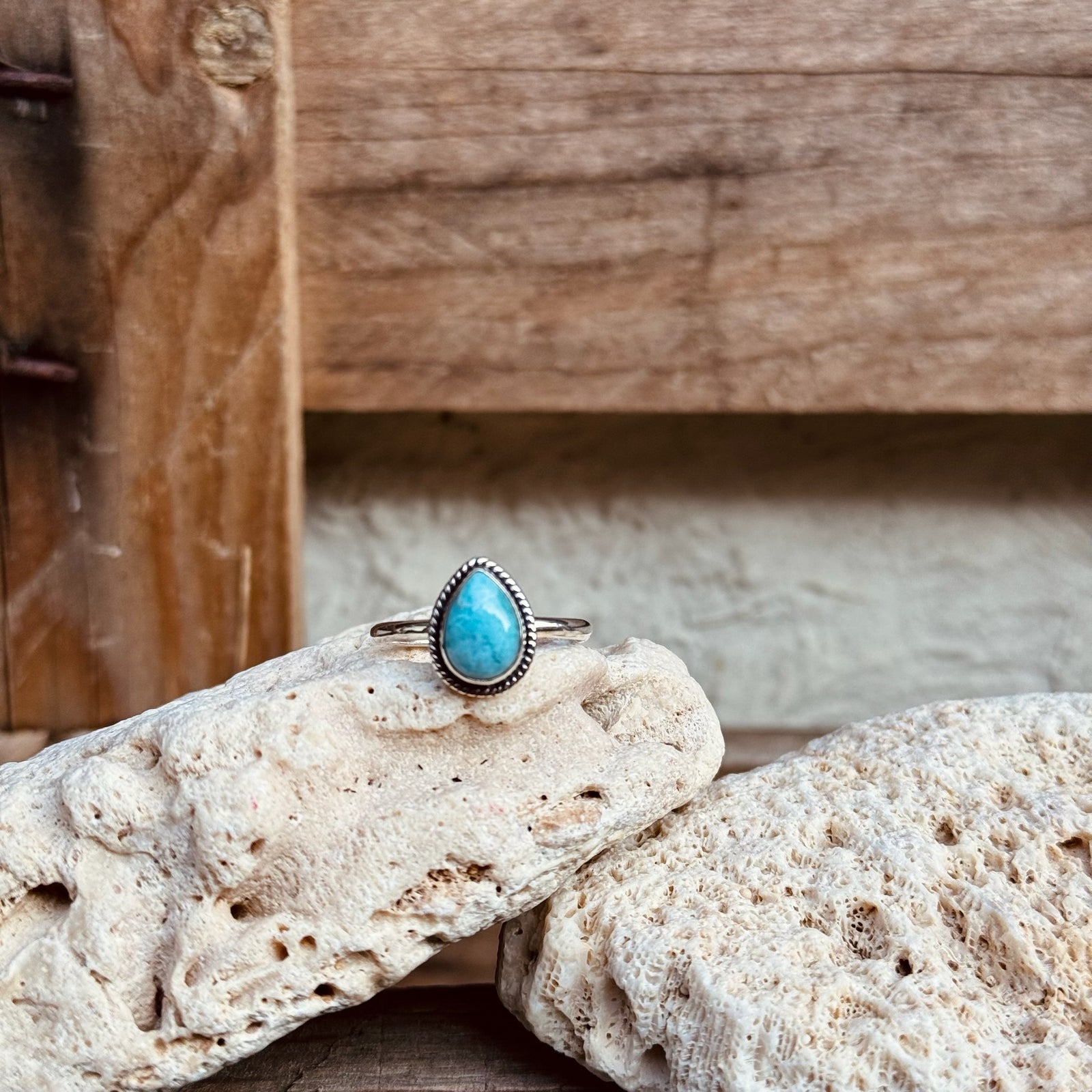 Tropfenförmiger Larimar Ring mit Twist Verzierung - Tropical Tribe