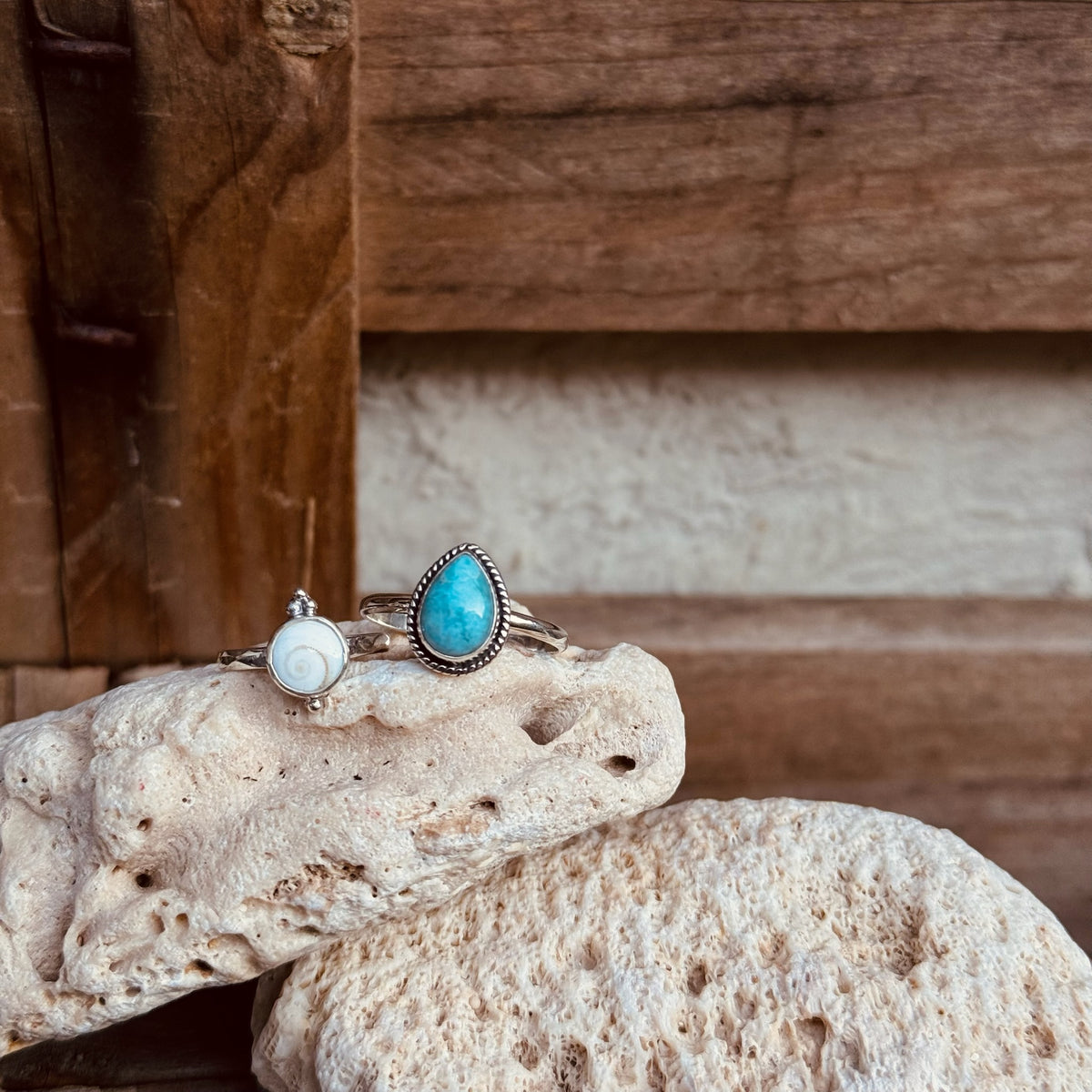 Tropfenförmiger Larimar Ring mit Twist Verzierung - Tropical Tribe