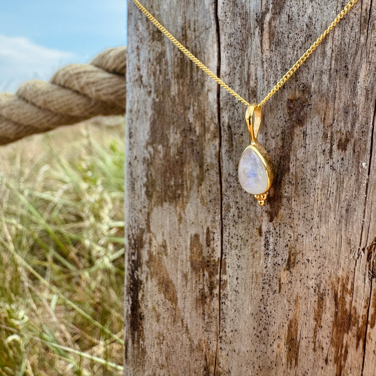 Kette mit tropfenförmigem Mondstein-Anhänger und Silber Perlen ✨ vergoldet - Tropical Tribe