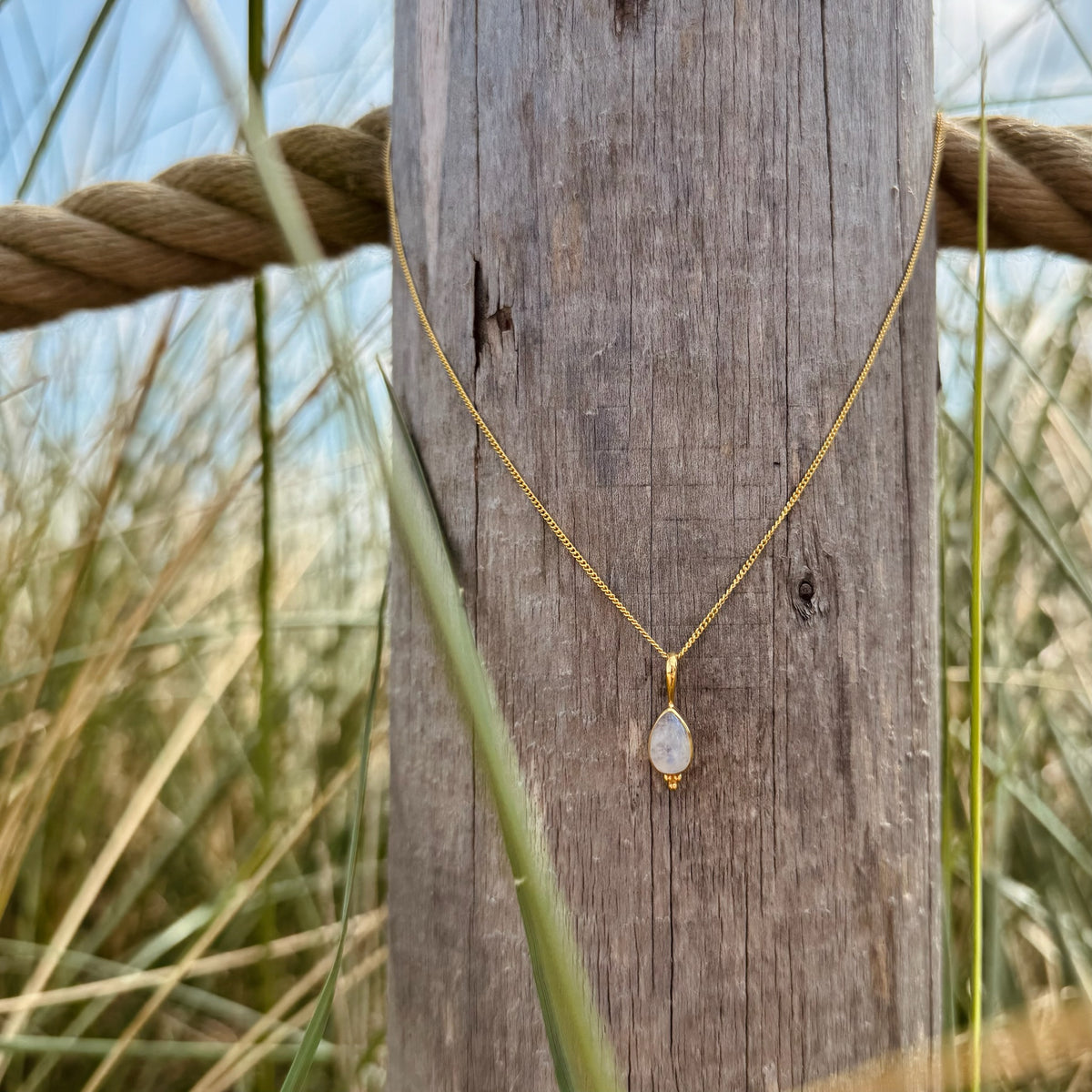 Kette mit tropfenförmigem Mondstein-Anhänger und Silber Perlen ✨ vergoldet - Tropical Tribe