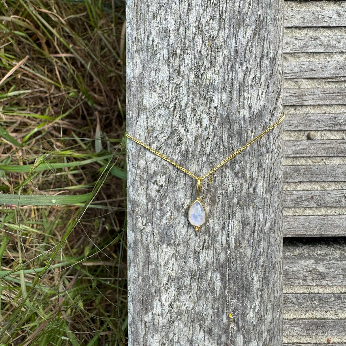 Kette mit tropfenförmigem Mondstein-Anhänger und Silber Perlen ✨ vergoldet - Tropical Tribe