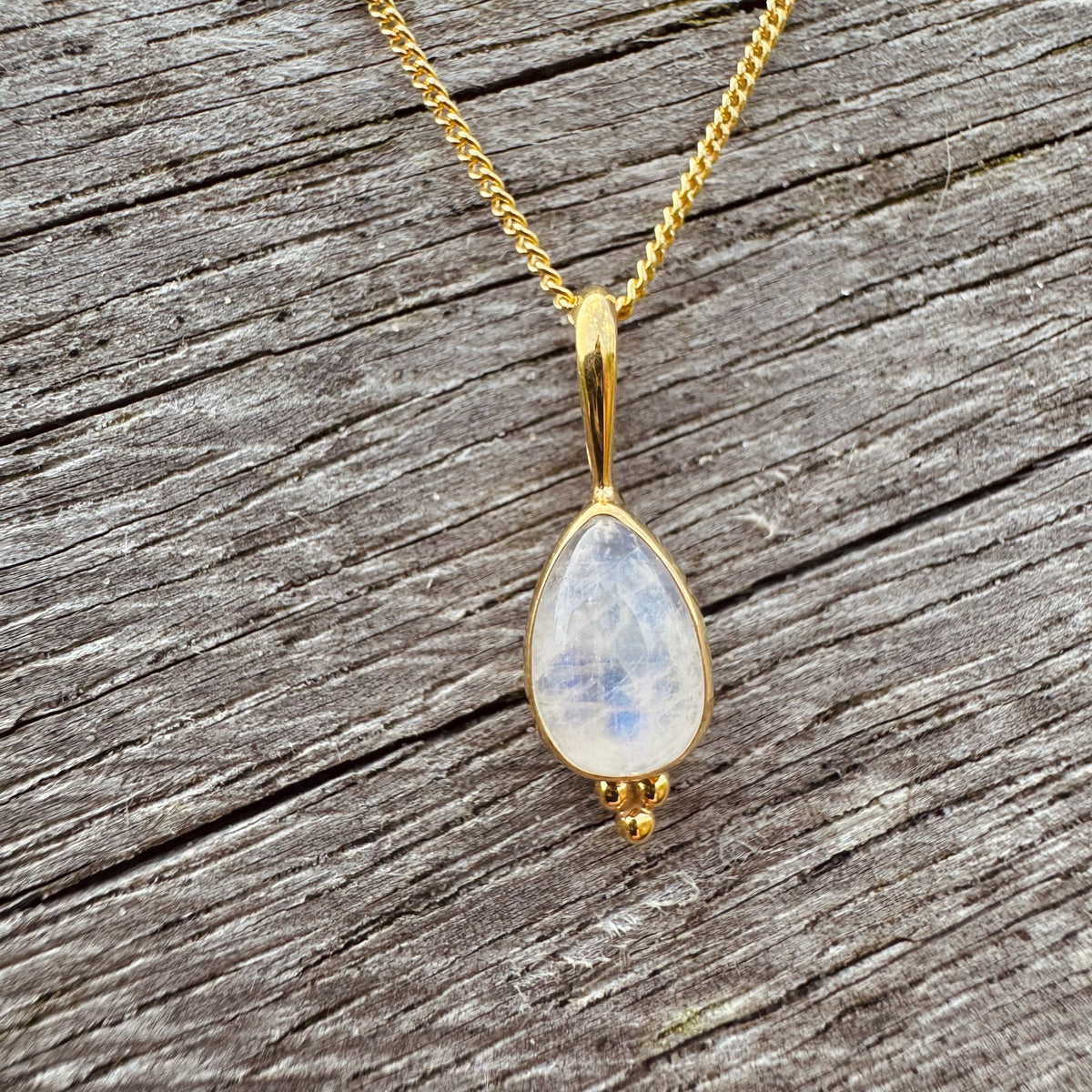 Kette mit tropfenförmigem Mondstein-Anhänger und Silber Perlen ✨ vergoldet - Tropical Tribe
