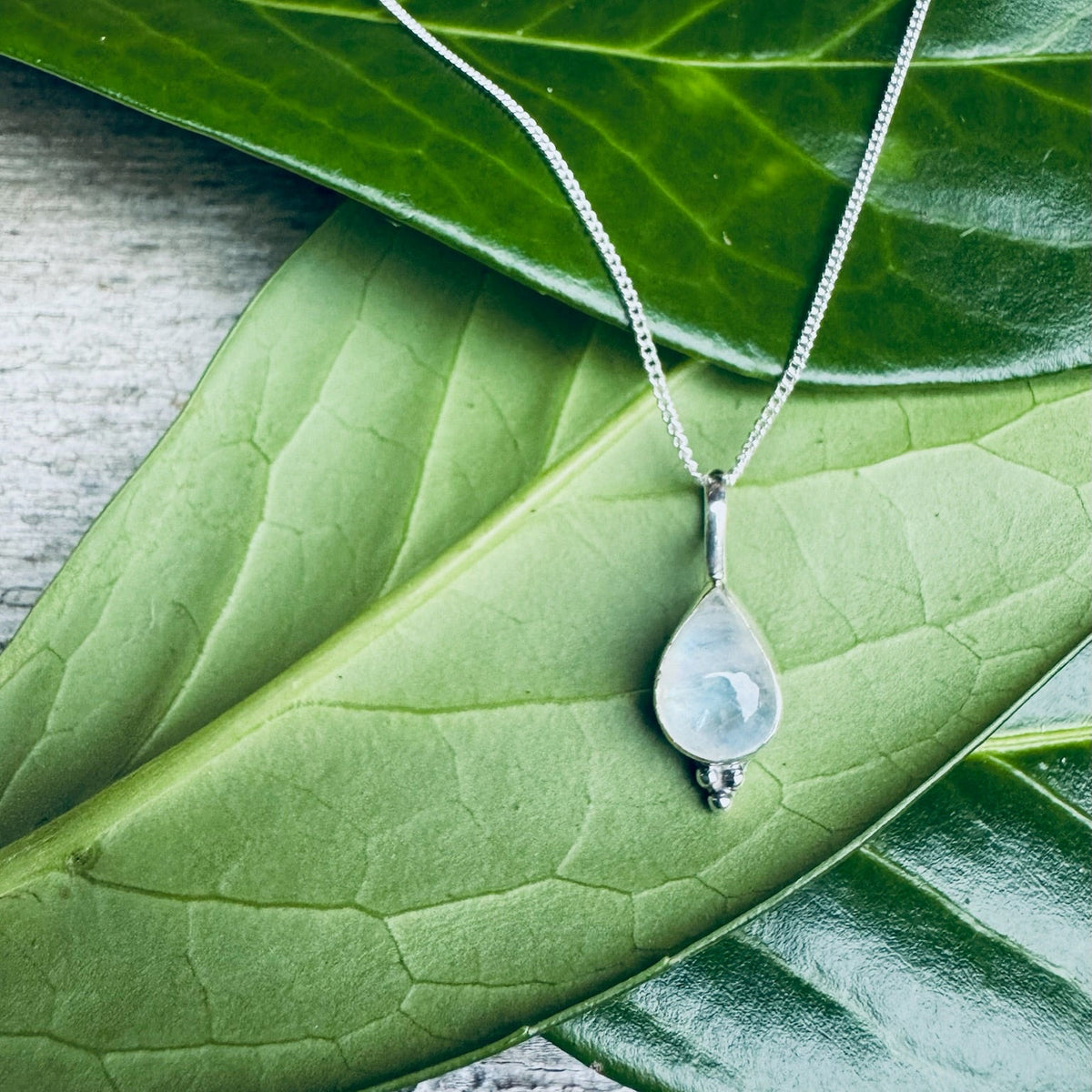 Kette mit tropfenförmigem Mondstein-Anhänger und Silber Perlen - Tropical Tribe