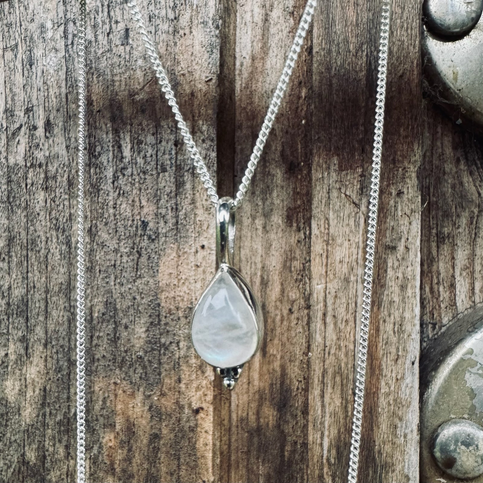 Kette mit tropfenförmigem Mondstein-Anhänger und Silber Perlen - Tropical Tribe