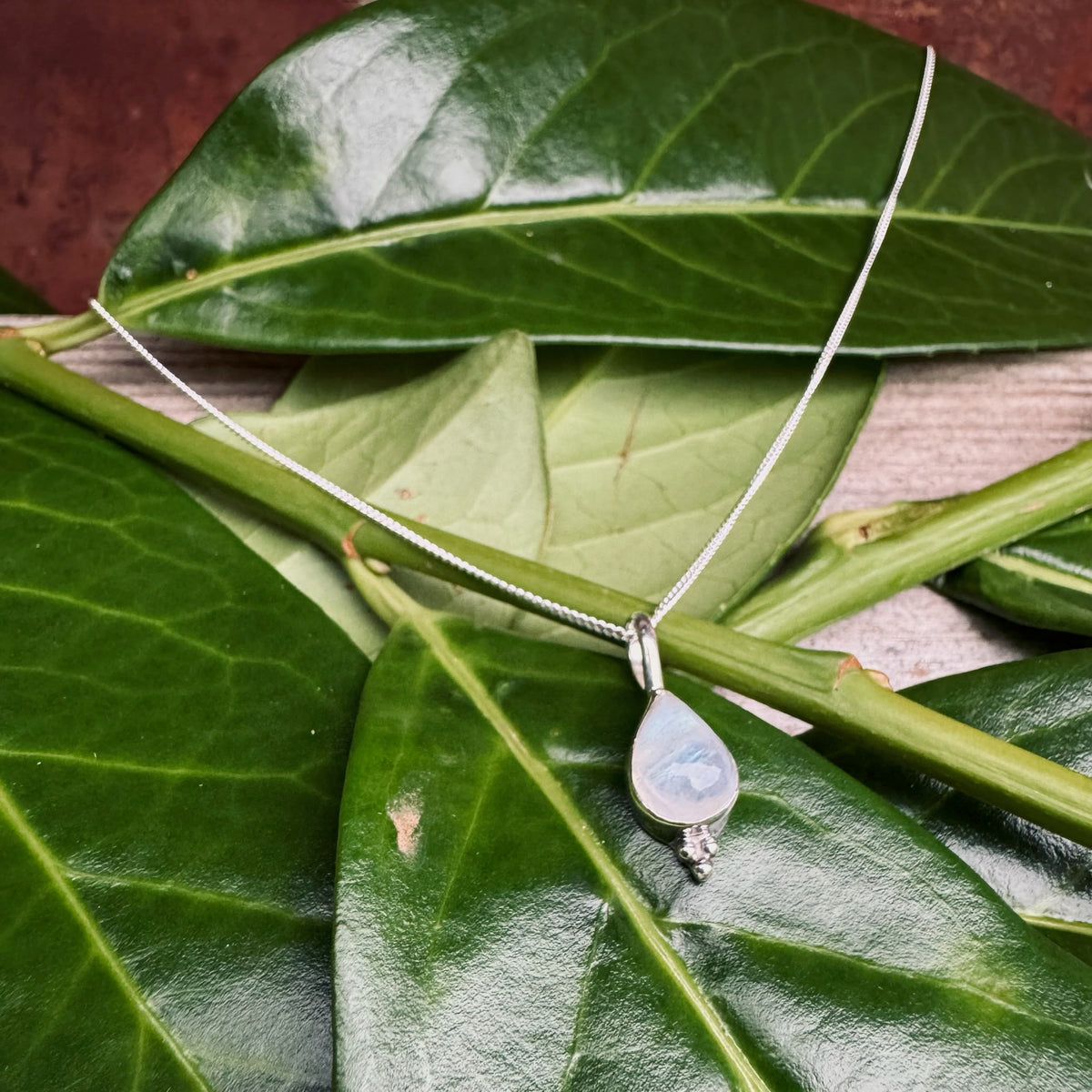 Kette mit tropfenförmigem Mondstein-Anhänger und Silber Perlen - Tropical Tribe