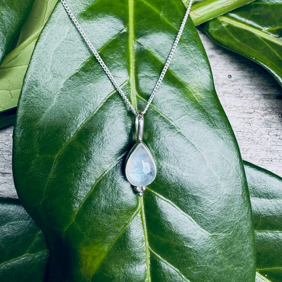 Kette mit tropfenförmigem Mondstein-Anhänger und Silber Perlen - Tropical Tribe
