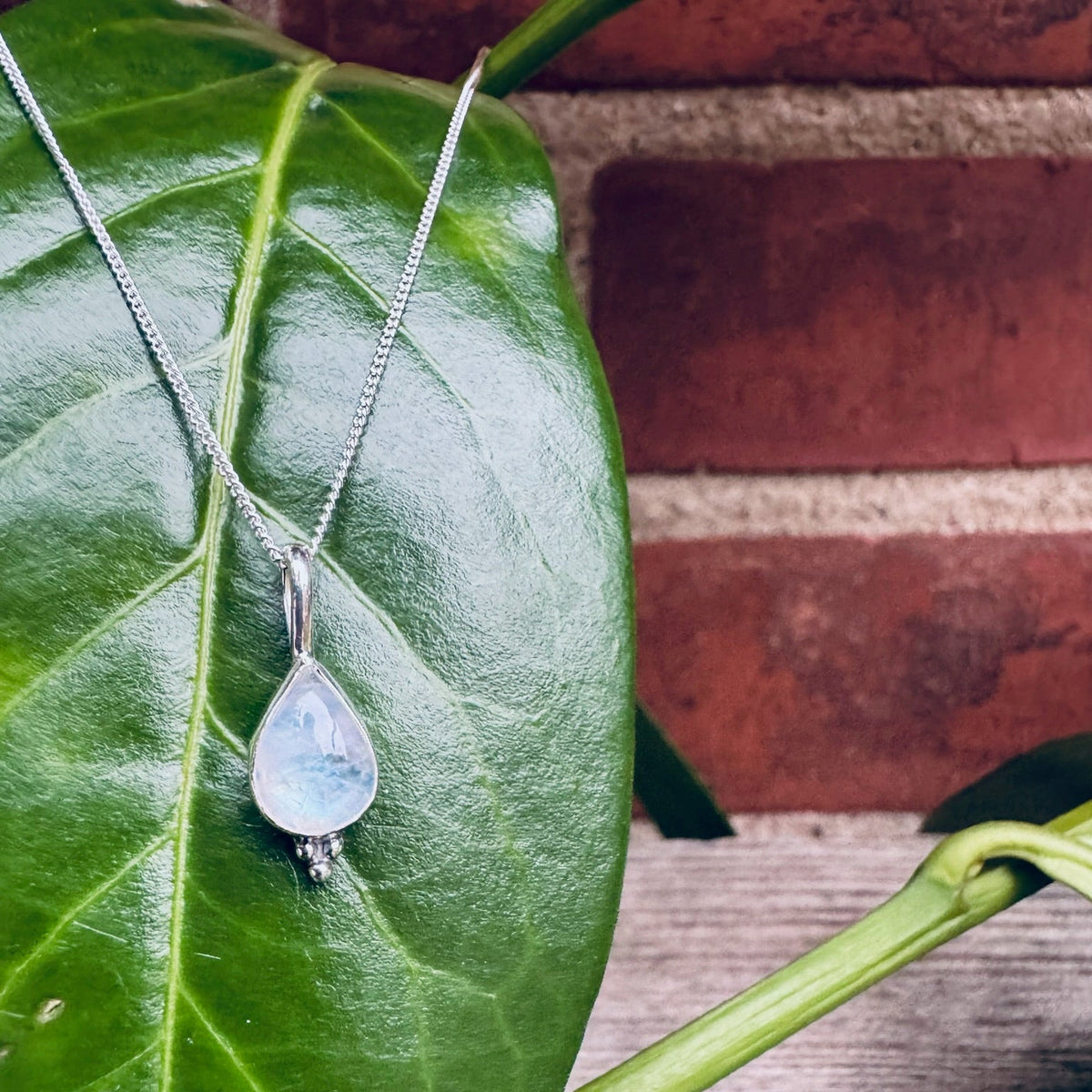 Kette mit tropfenförmigem Mondstein-Anhänger und Silber Perlen - Tropical Tribe