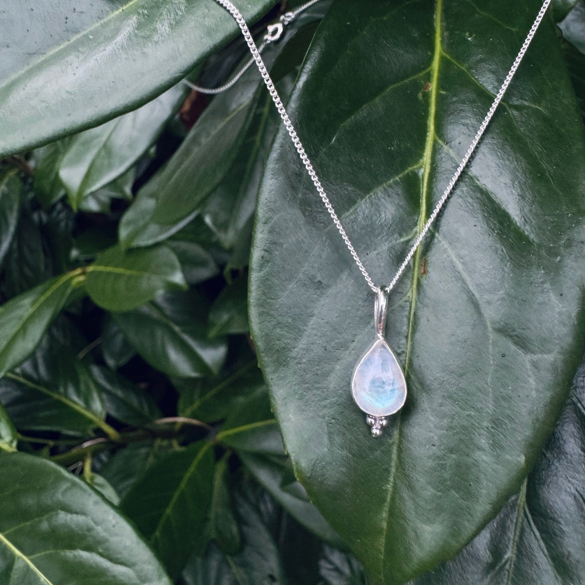 Kette mit tropfenförmigem Mondstein-Anhänger und Silber Perlen - Tropical Tribe