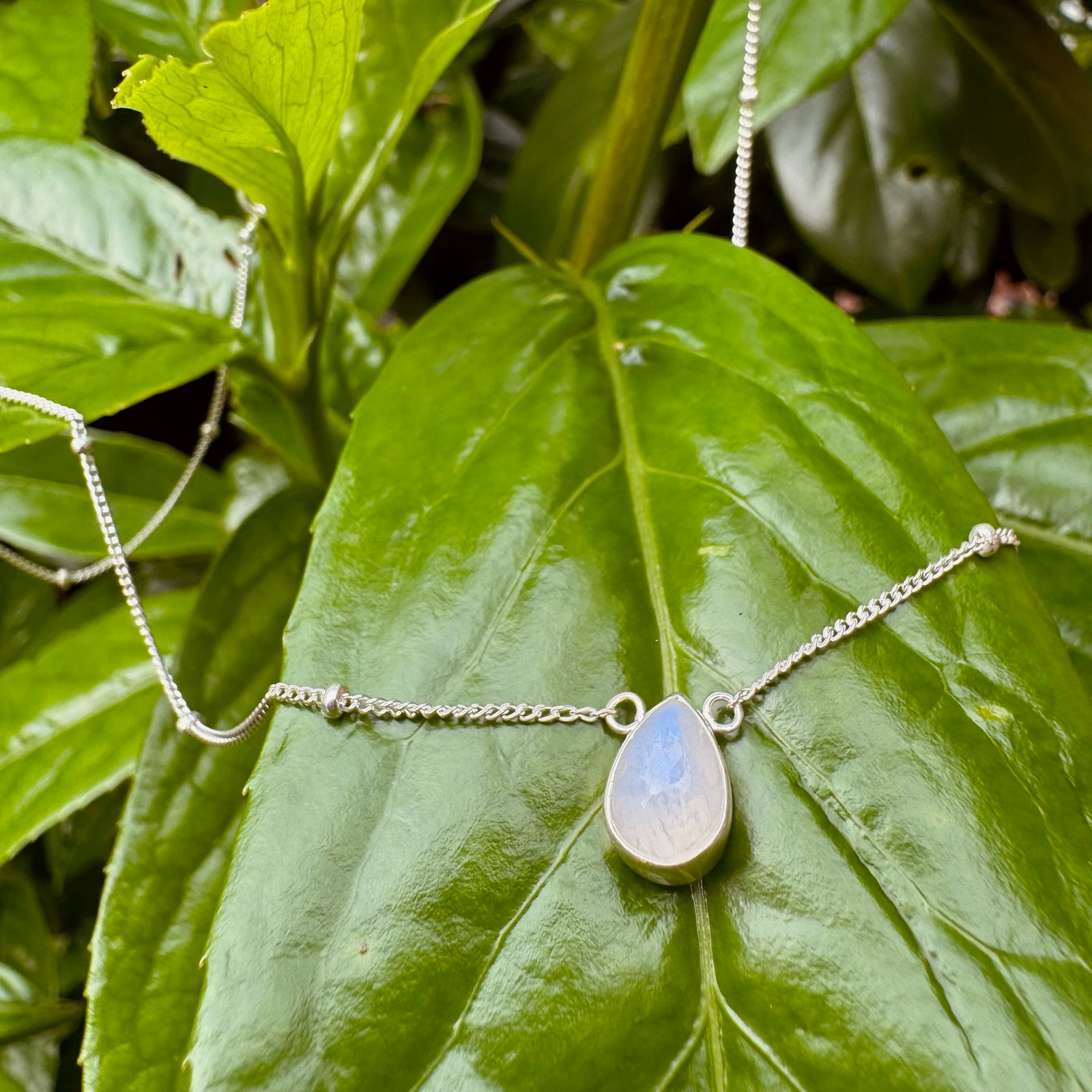 Verzierte Kette mit Regenbogenmondstein - Tropical Tribe