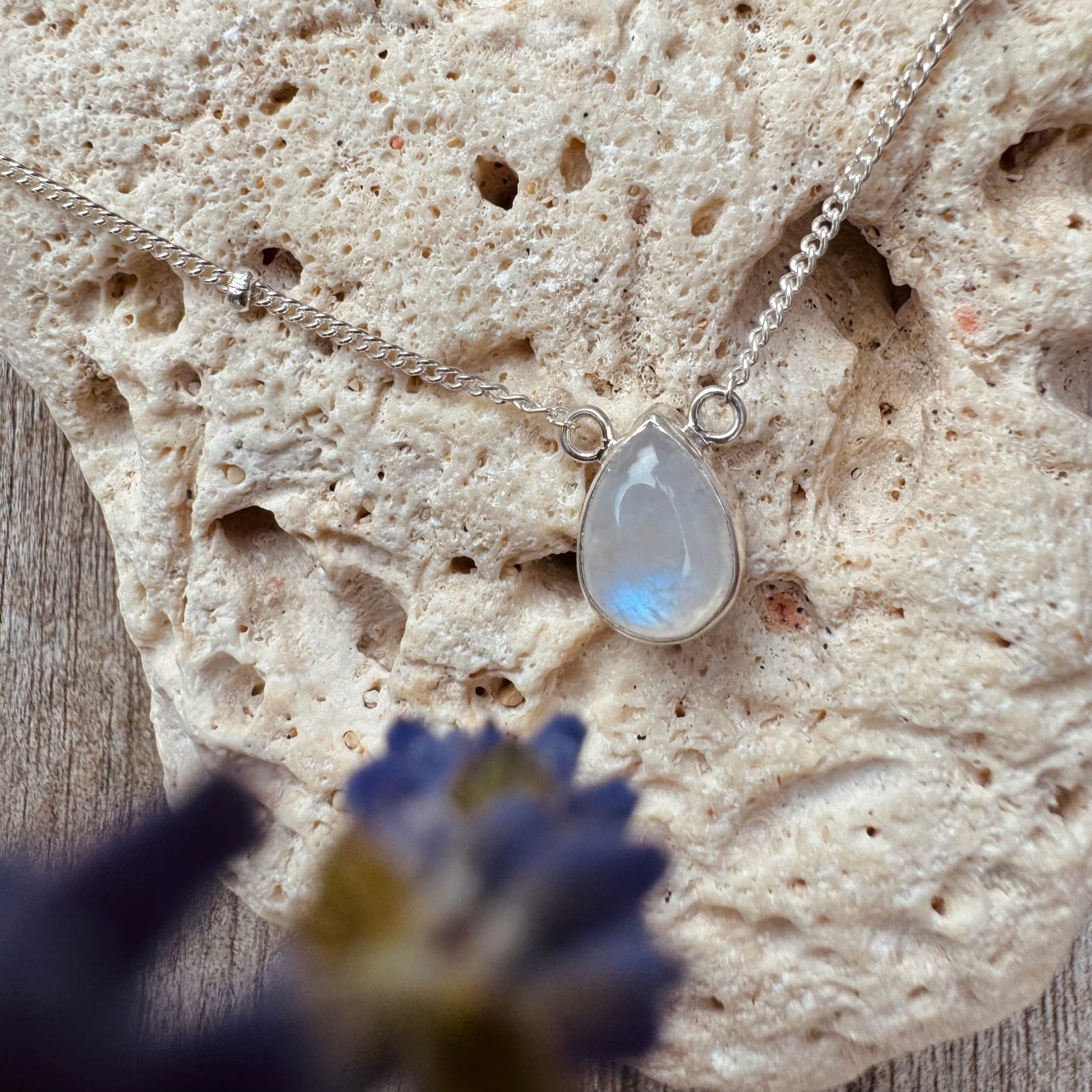 Verzierte Kette mit Regenbogenmondstein - Tropical Tribe