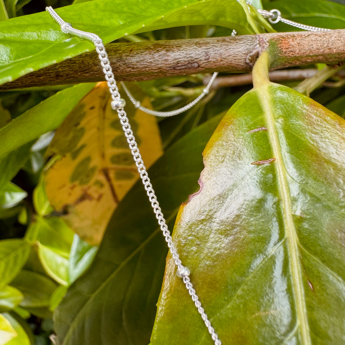 Verzierte Kette mit Regenbogenmondstein - Tropical Tribe