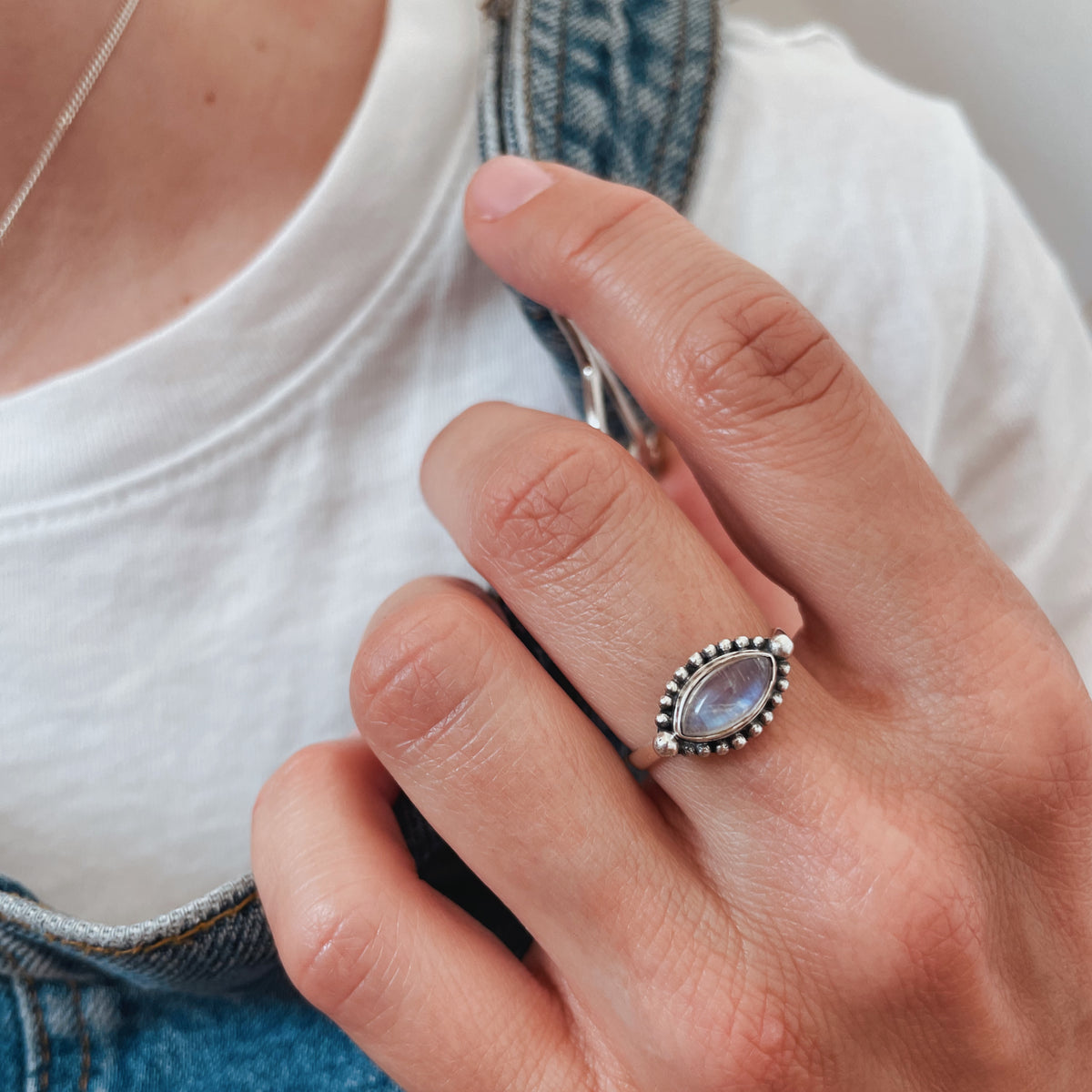 Rainbow Mondstein Ring mit Perlen-Verzierung horizontal - Tropical Tribe