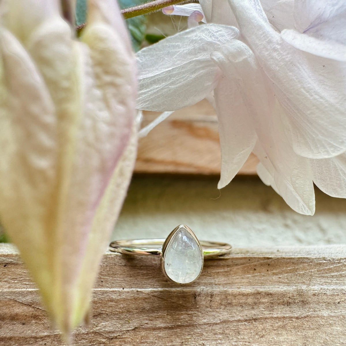 Ring mit tropfenförmigem Mondstein - Tropical Tribe