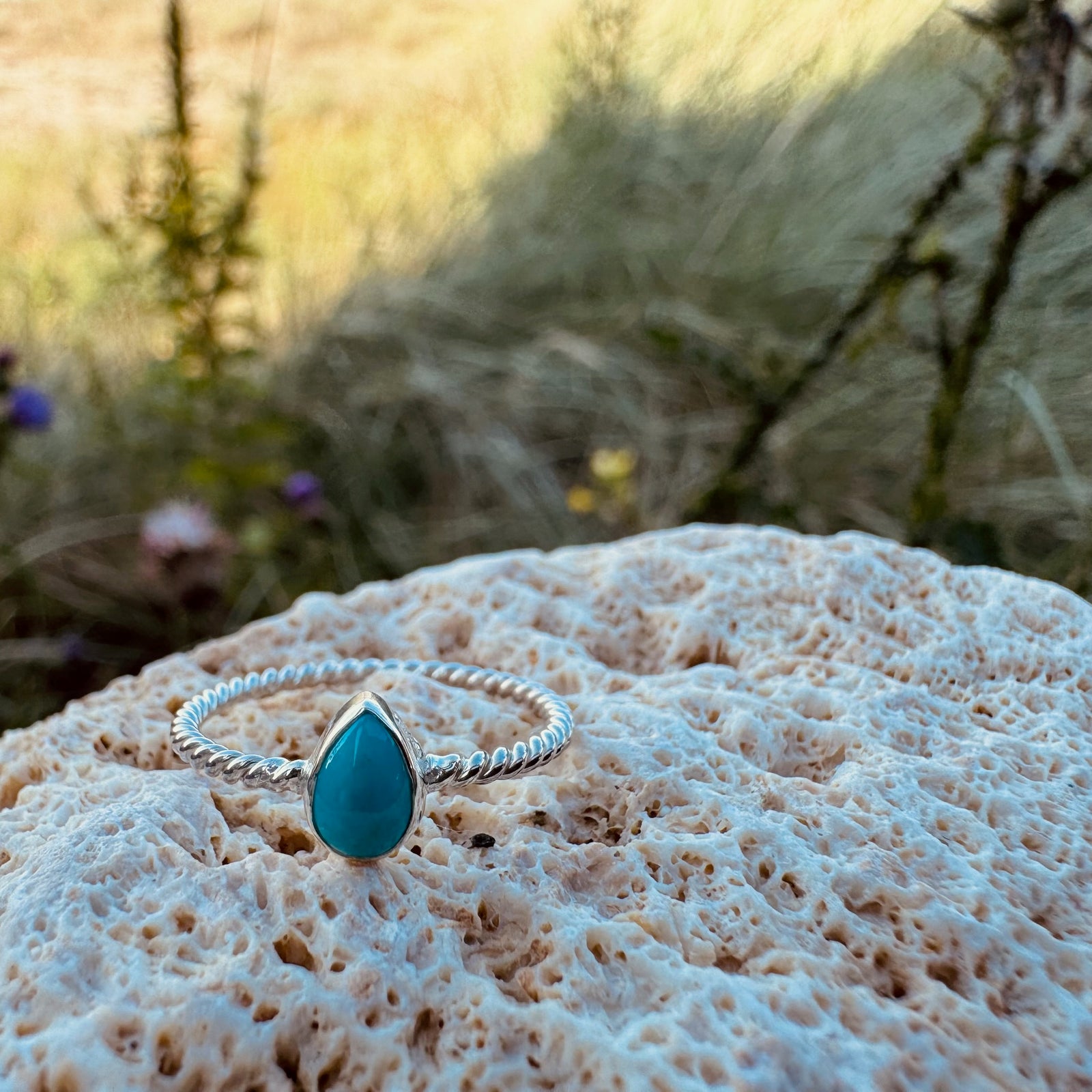 Tropfenförmiger Twist Ring mit Türkis Edelstein - Tropical Tribe