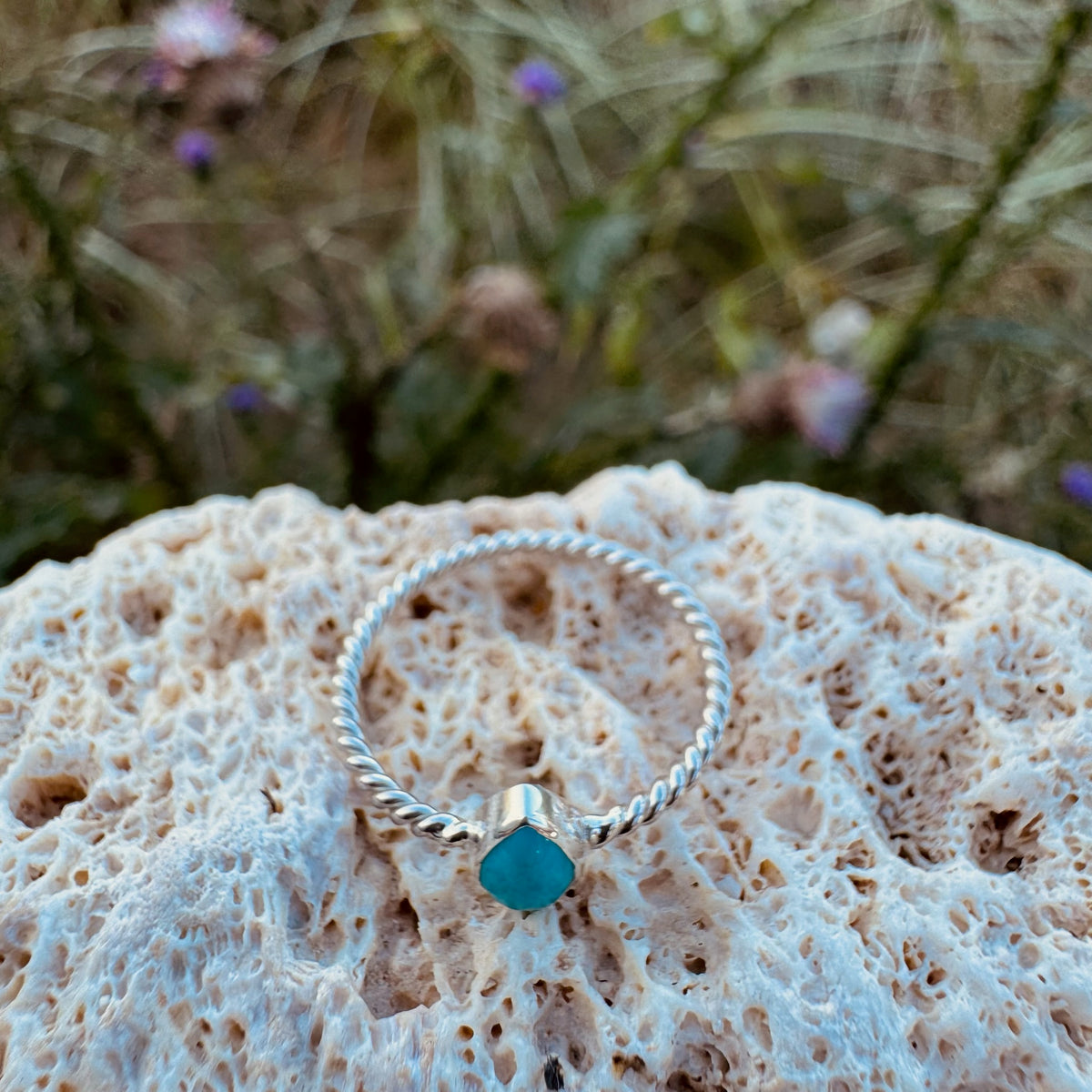 Tropfenförmiger Twist Ring mit Türkis Edelstein - Tropical Tribe