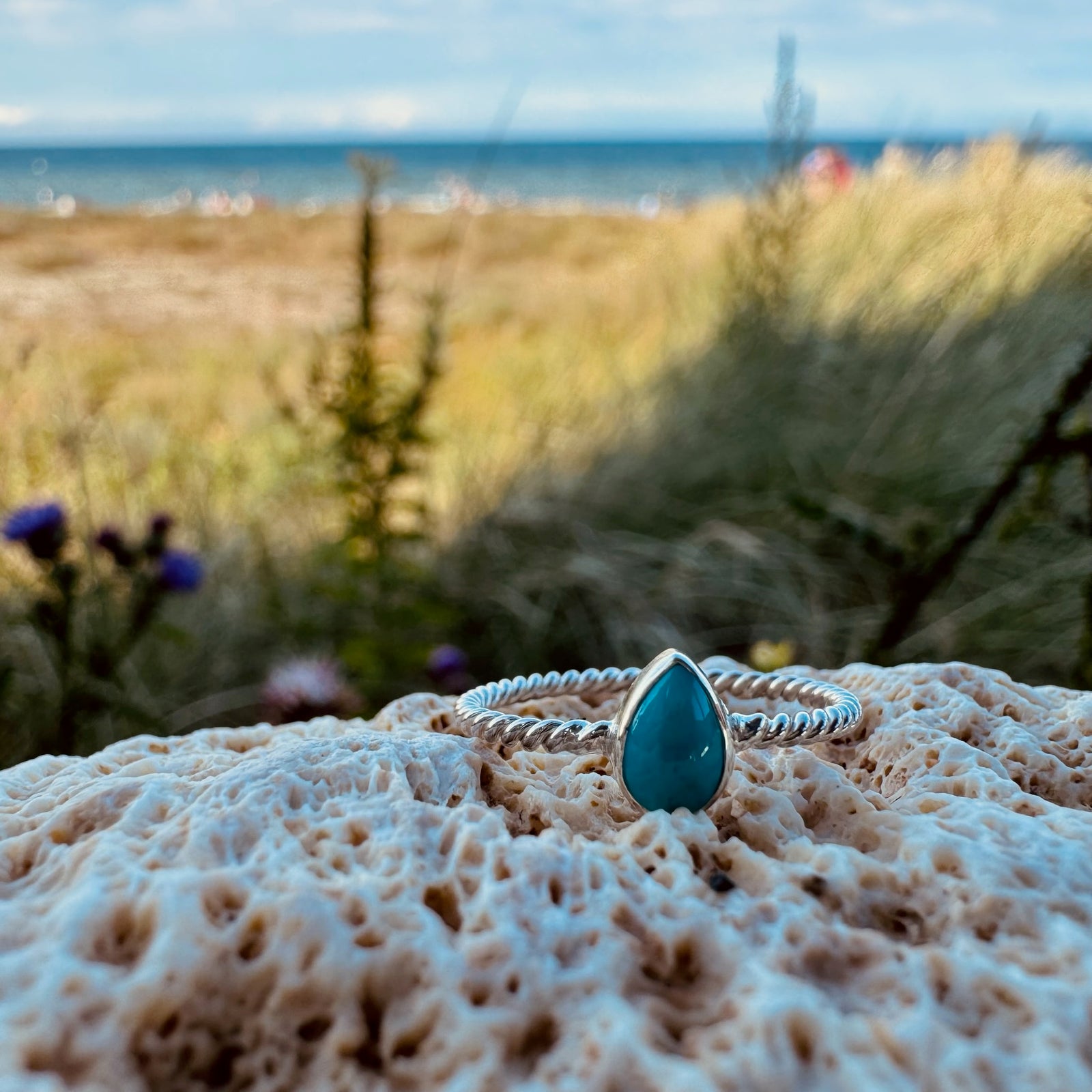Tropfenförmiger Twist Ring mit Türkis Edelstein - Tropical Tribe