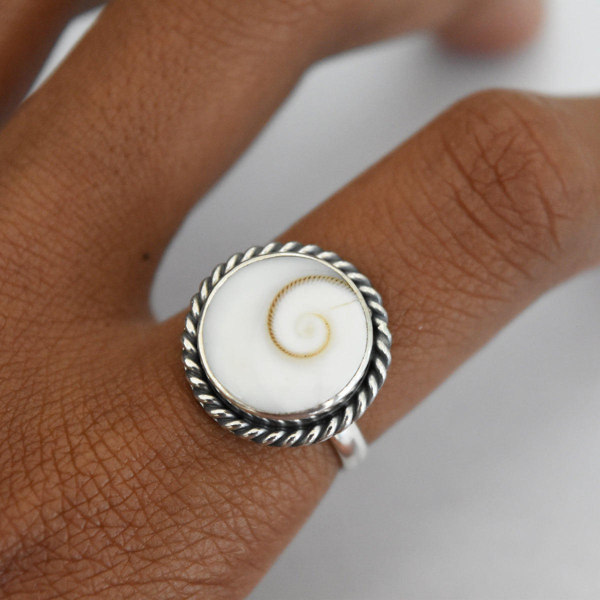 Ring mit Shiva Muschel und Silber Swirl - Tropical Tribe