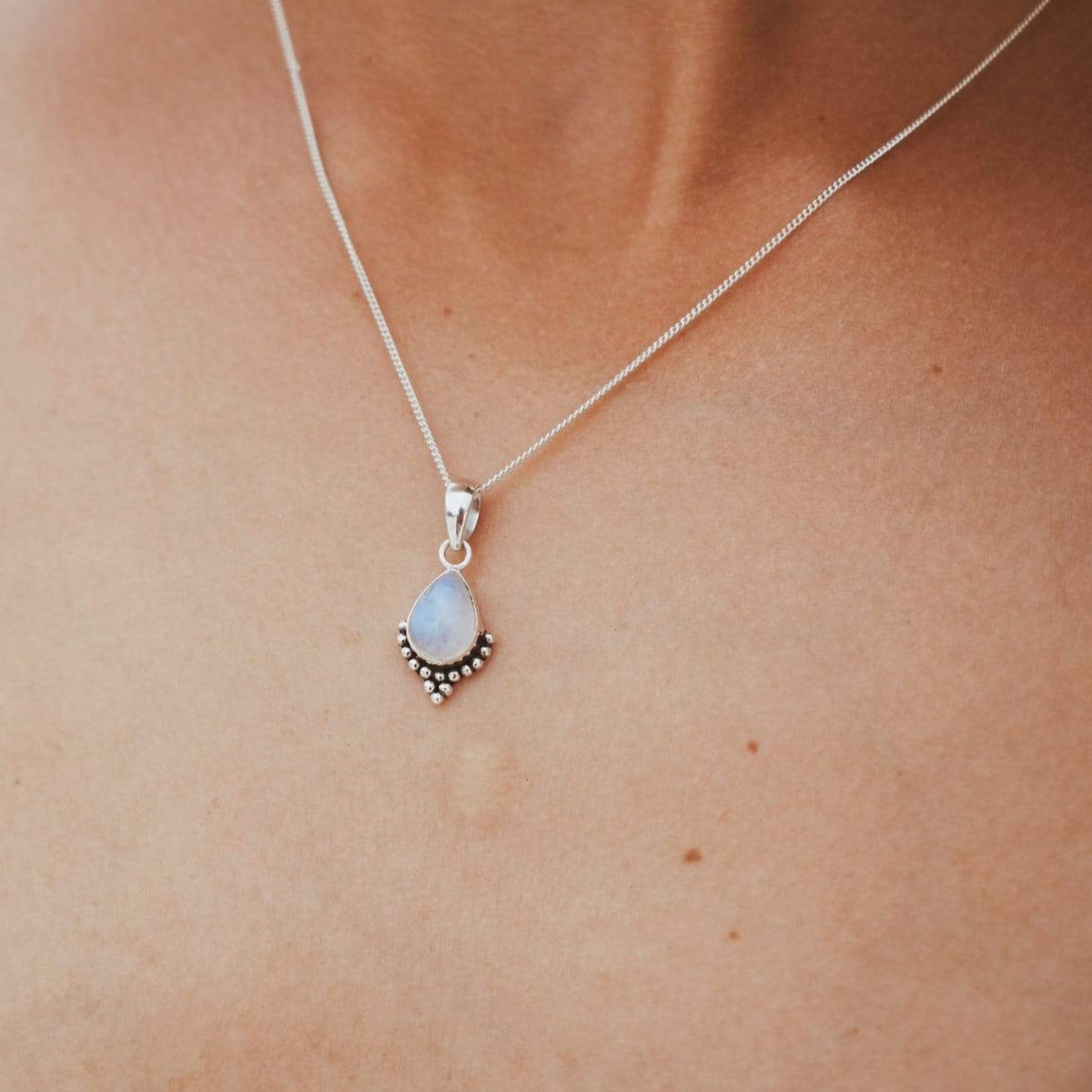 Kette mit Tropfenförmigem Mondstein und Silber Perlen - Tropical Tribe