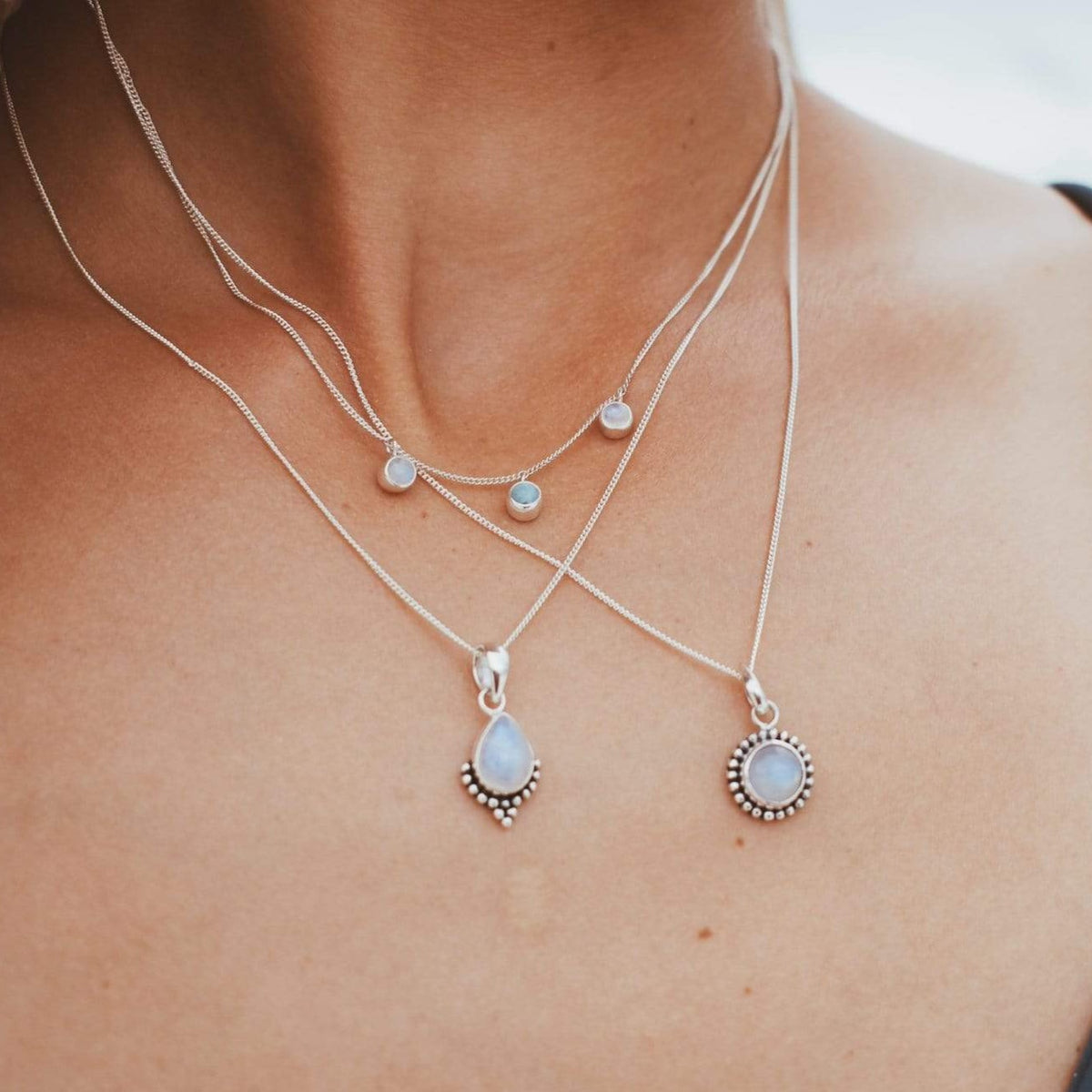 Kette mit Tropfenförmigem Mondstein und Silber Perlen - Tropical Tribe