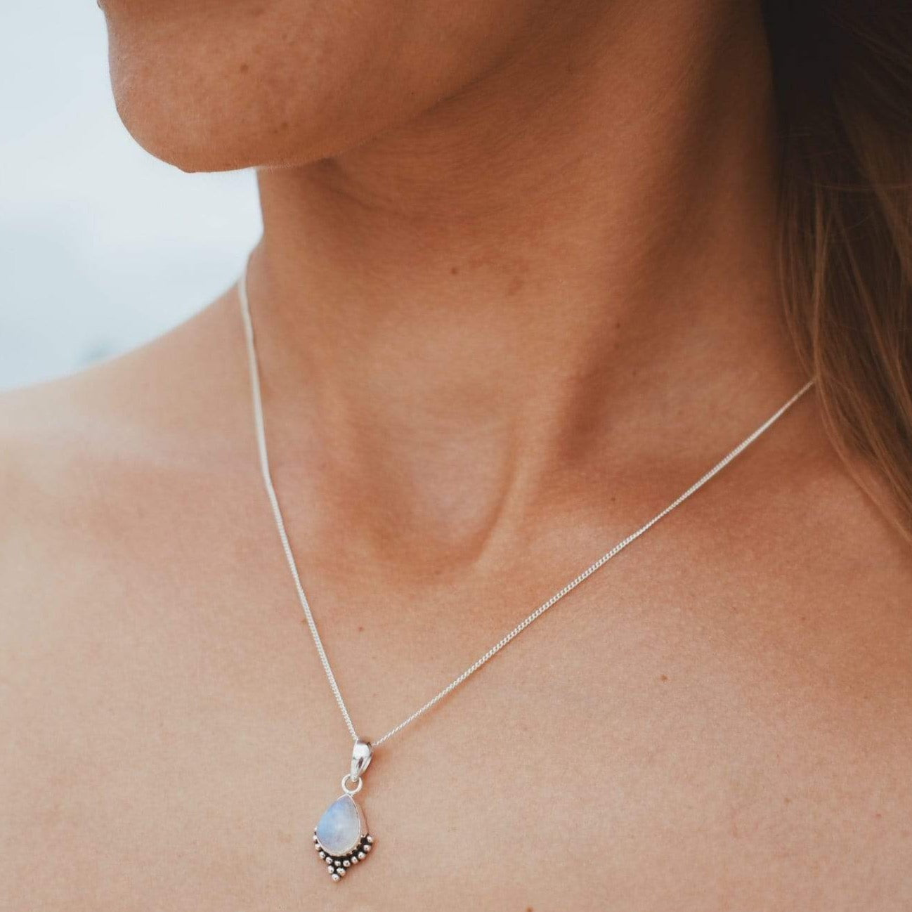 Kette mit Tropfenförmigem Mondstein und Silber Perlen - Tropical Tribe