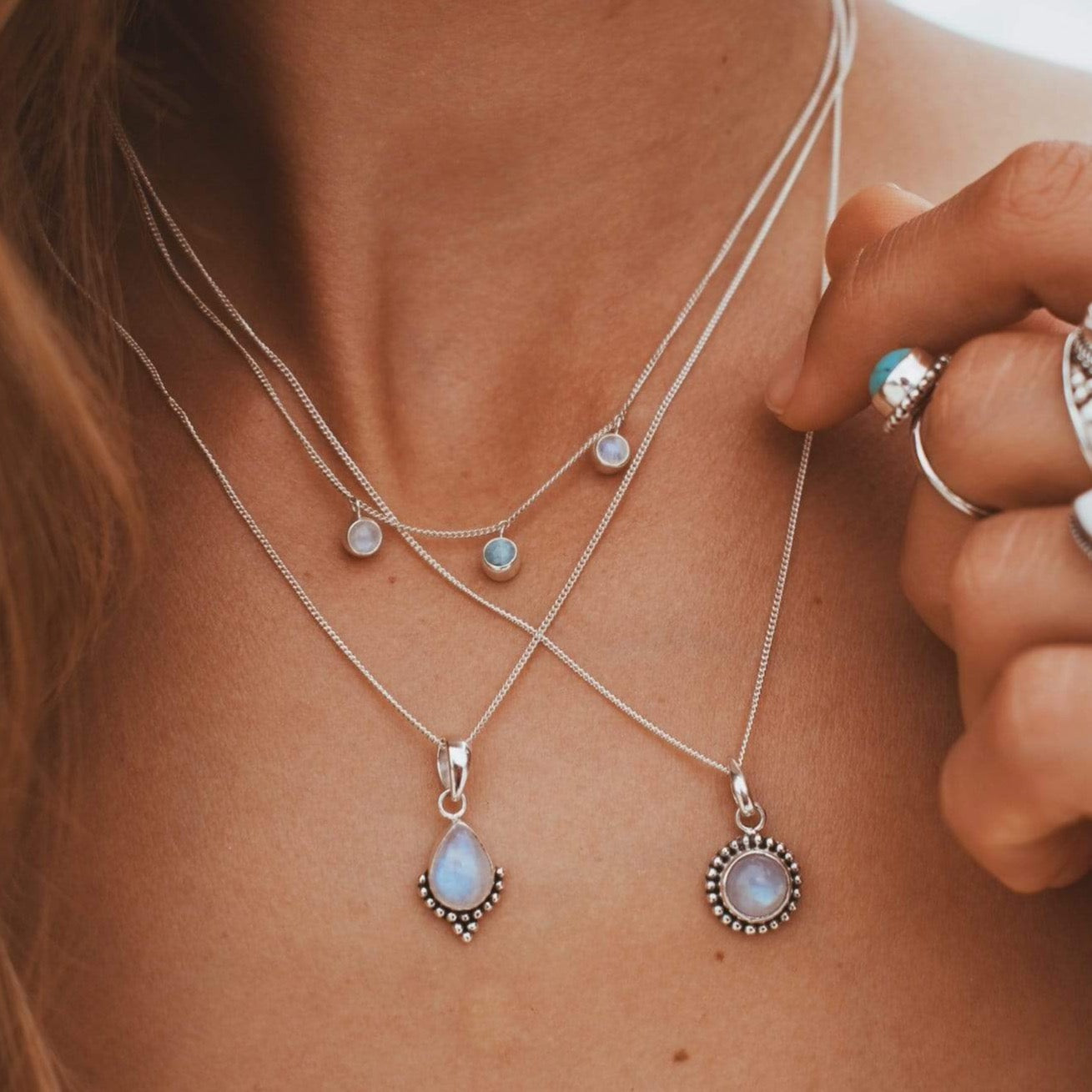 Kette mit Tropfenförmigem Mondstein und Silber Perlen - Tropical Tribe