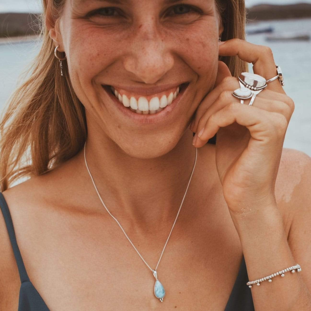 Kette mit Tropfenförmigem Larimar und Silber Perlen - Tropical Tribe