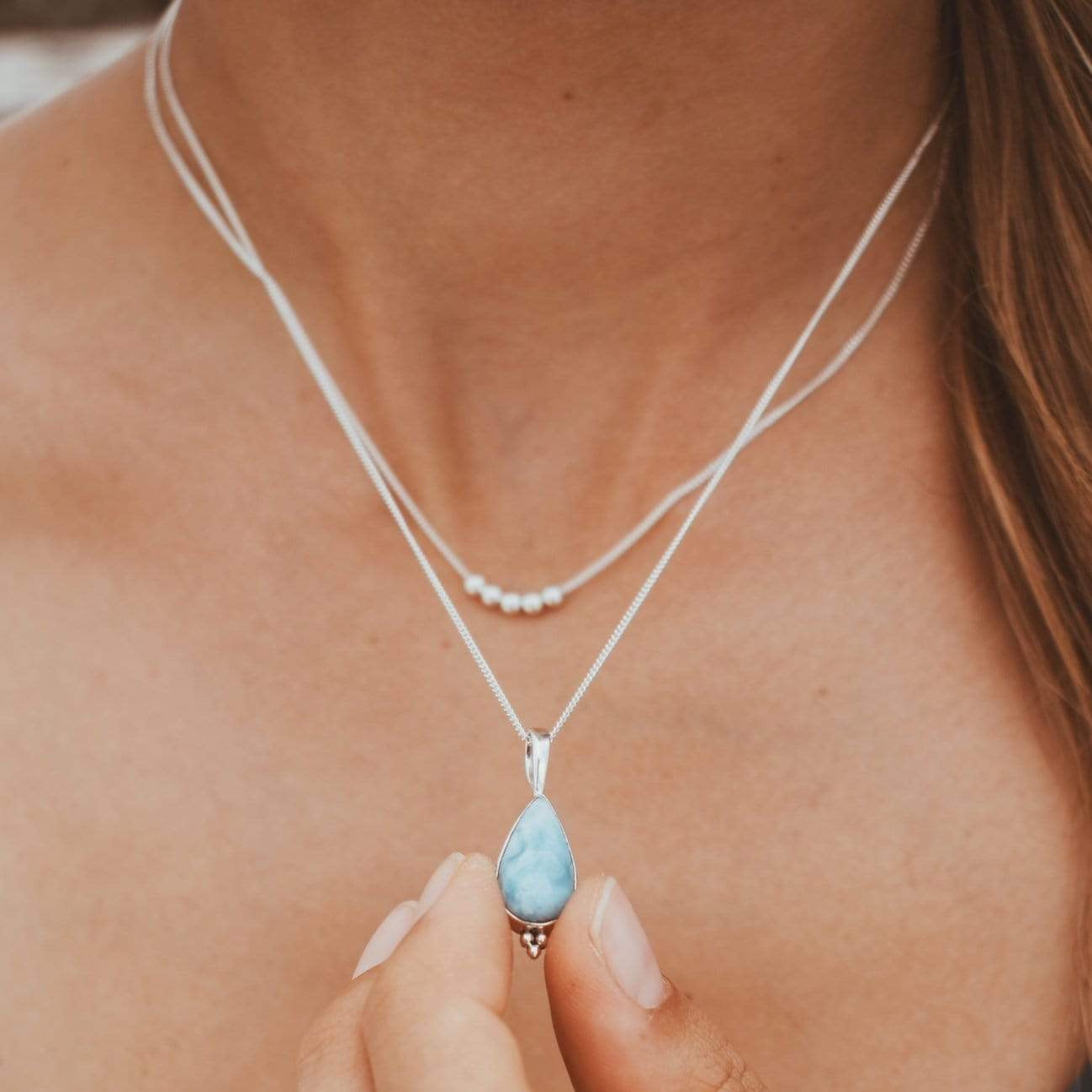 Kette mit Tropfenförmigem Larimar und Silber Perlen - Tropical Tribe