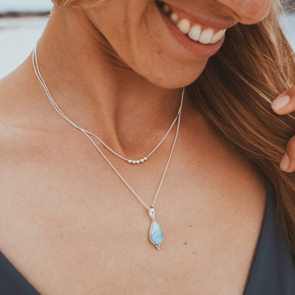 Kette mit Tropfenförmigem Larimar und Silber Perlen - Tropical Tribe