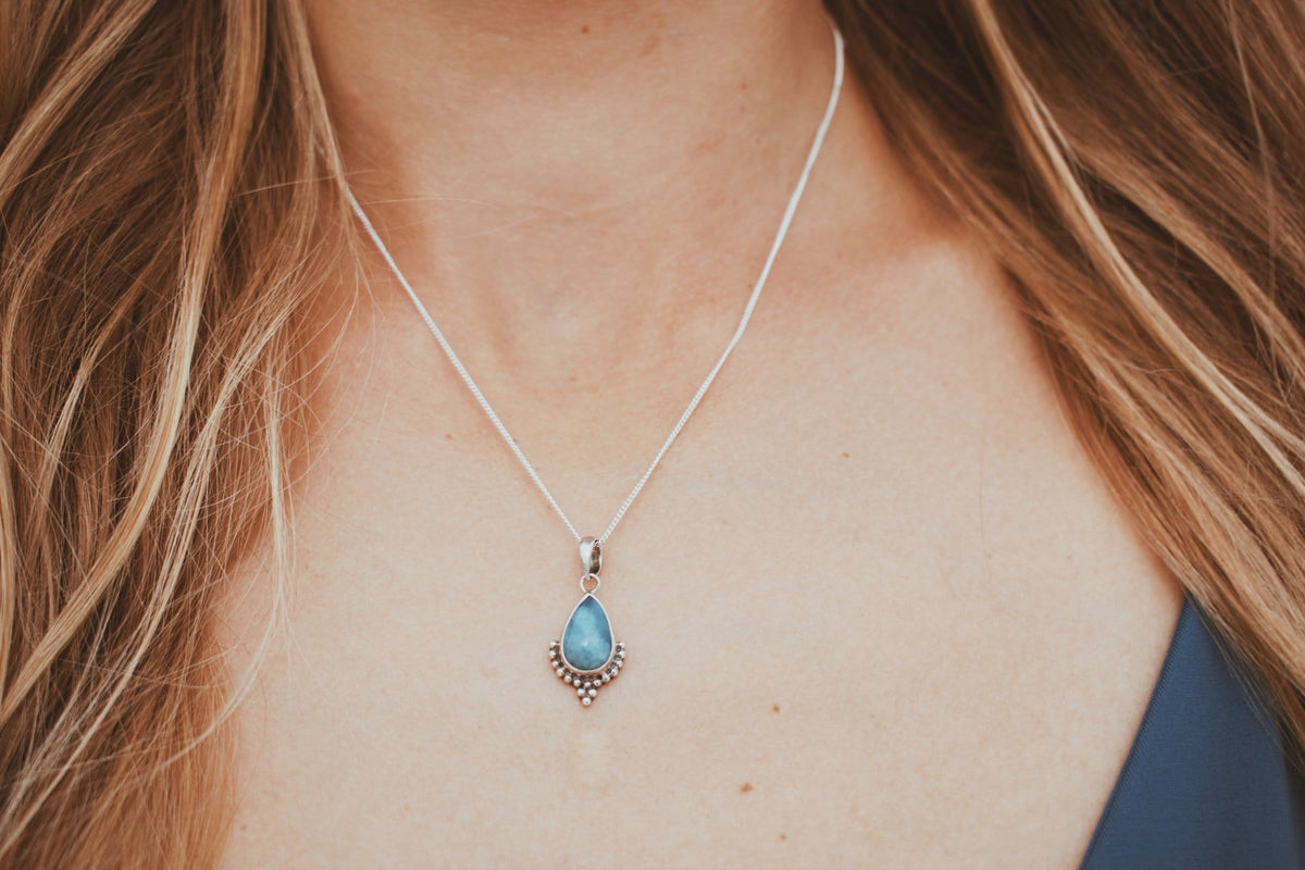 Kette mit Tropfenförmigem Larimar und Silber Perlen - Tropical Tribe