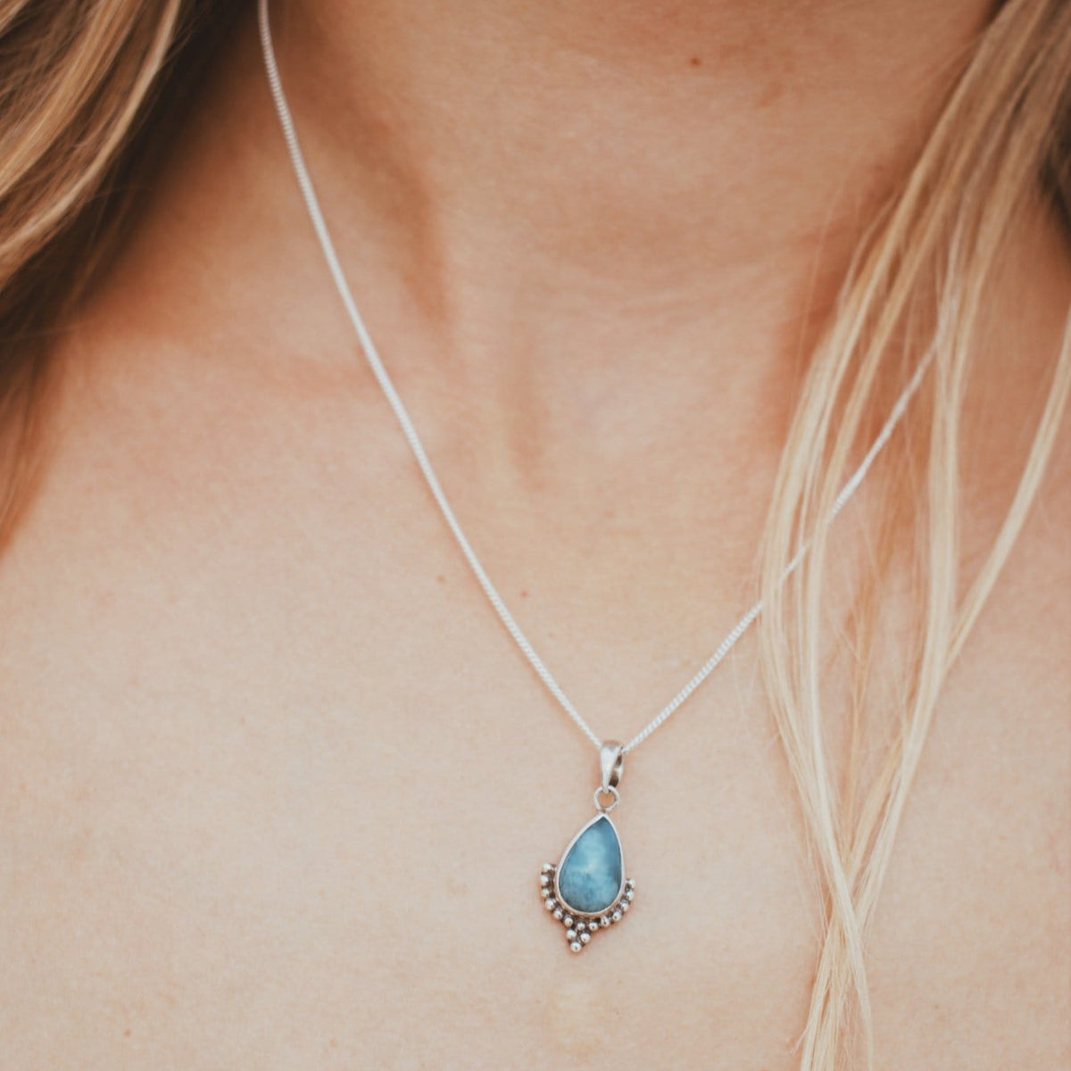 Kette mit Tropfenförmigem Larimar und Silber Perlen - Tropical Tribe