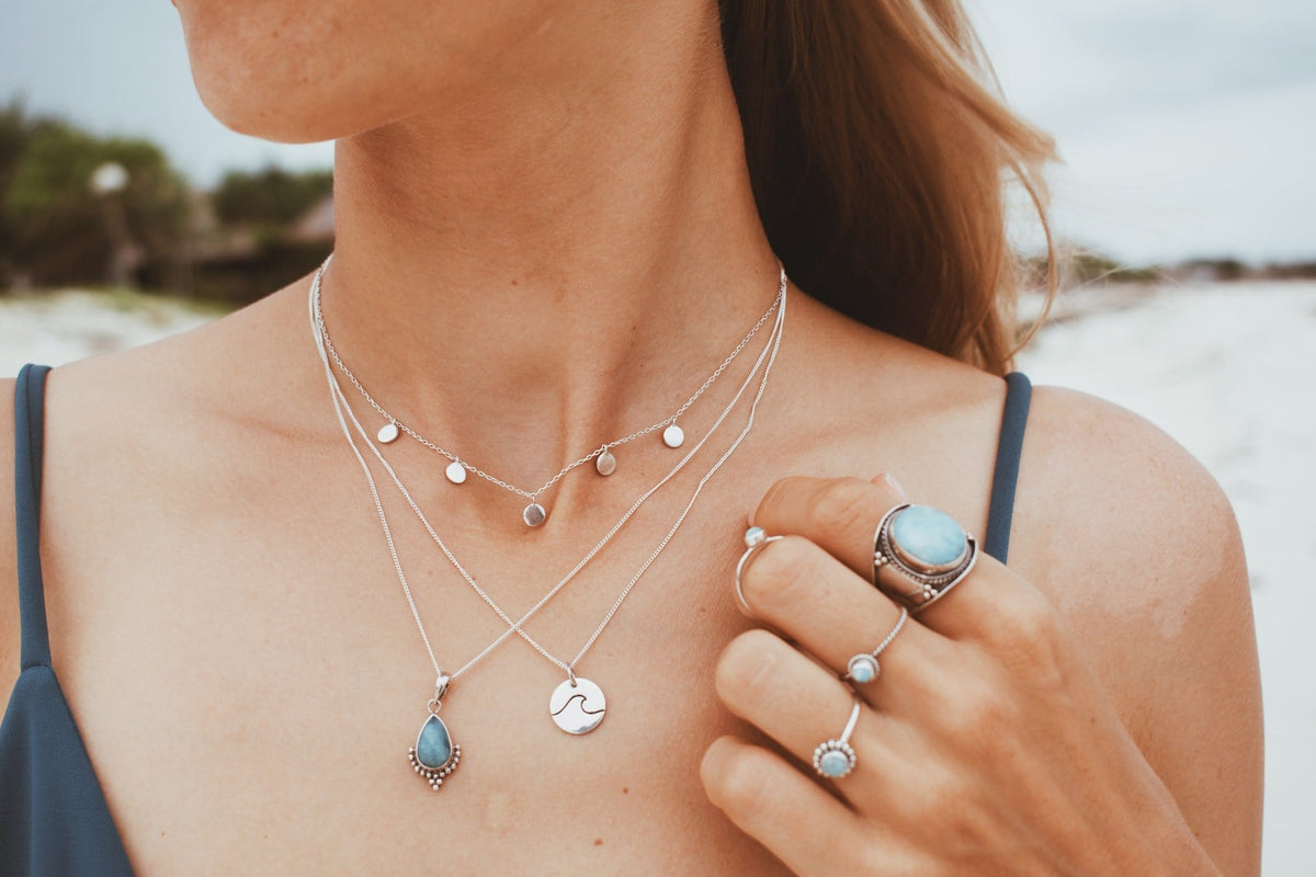 Kette mit Tropfenförmigem Larimar und Silber Perlen - Tropical Tribe